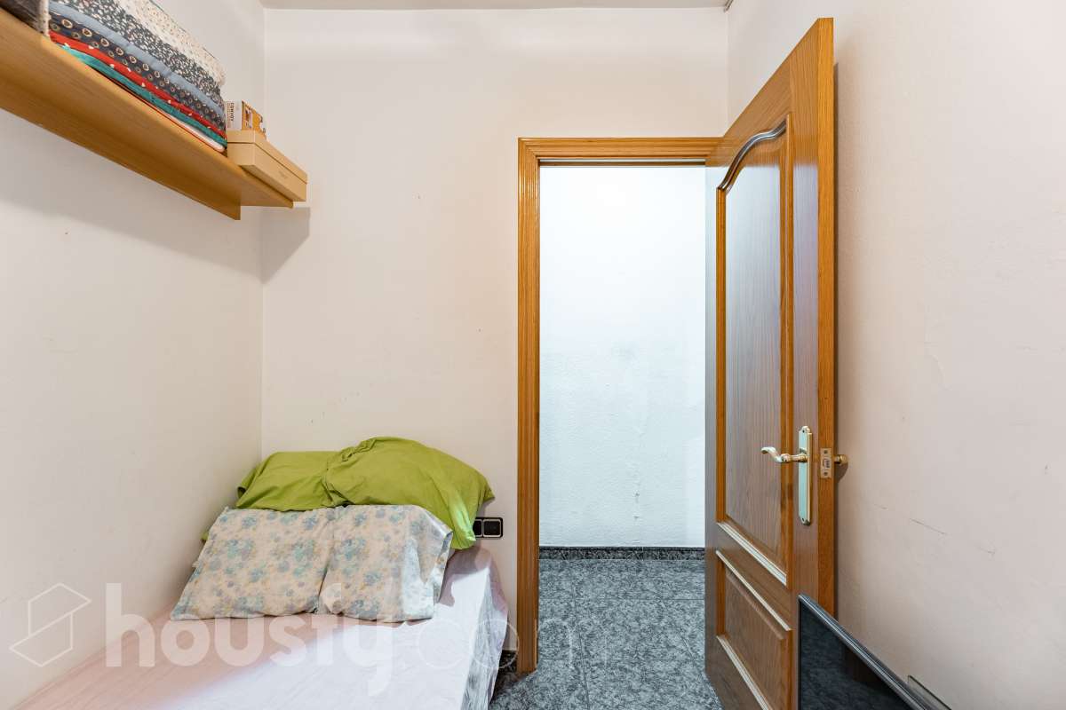 Housfy vende 🏡 amplio piso ubicado en Vilafranca del Penedès en la mejor zona del bariro de l'Espirall. Si buscas comodidad, espacio y una ubicación inmejorable, este piso es para ti. Presentamos esta amplia y luminosa vivienda ideal para familias o inversores. El piso destaca por su excelente distribución y el aprovechamiento de la luz natural. La vivienda dispone de 91m2 útiles (verificados con la Dirección General de Catastro). Construido en el año: 1977. Distribución de estancias -Salón-comedor -3 Dormitorios -2 Baños -Cocina equipada Características específicas -Ascensor -Trastero -Calefacción -Balcón -Cédula de habitabilidad -Plaza de garaje incluida Zona y entorno Respecto a la ubicación, se sitúa en Vilafranca del Penedès, municipio de Barcelona. Esta propiedad se encuentra cerca de transporte público, colegios, supermercados y farmacias. Aviso legal El precio de venta no incluye gastos de la compraventa como notaría, registro, impuestos, ni tampoco honorarios agencia. Esta publicación no es vinculante. Consulta siempre la nota simple con Housfy antes de formalizar la compraventa. Sobre nosotros Housfy es la plataforma integral de servicios inmobiliarios. Nuestra combinación de expertos y tecnología pone al alcance de todo el mundo servicios cómodos, claros y seguros. AICAT número: 7922. Nos encargamos de la gestión y asesoramiento de la compra. ¡Olvídate de todo! Hacemos los trámites por ti. Y, si además necesitas financiación, ponemos a tu disposición un bróker hipotecario para ayudarte a conseguir las mejores condiciones para tu perfil económico. ¿Quieres visitarla? Contacta con Housfy y agenda tu visita sin compromiso. Más información en: housfy.com-14