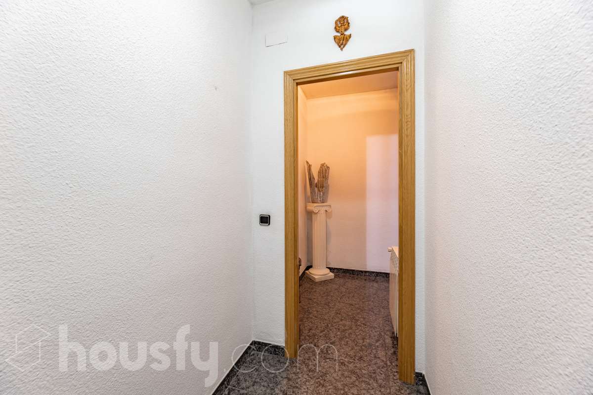 Housfy vende 🏡 amplio piso ubicado en Vilafranca del Penedès en la mejor zona del bariro de l'Espirall. Si buscas comodidad, espacio y una ubicación inmejorable, este piso es para ti. Presentamos esta amplia y luminosa vivienda ideal para familias o inversores. El piso destaca por su excelente distribución y el aprovechamiento de la luz natural. La vivienda dispone de 91m2 útiles (verificados con la Dirección General de Catastro). Construido en el año: 1977. Distribución de estancias -Salón-comedor -3 Dormitorios -2 Baños -Cocina equipada Características específicas -Ascensor -Trastero -Calefacción -Balcón -Cédula de habitabilidad -Plaza de garaje incluida Zona y entorno Respecto a la ubicación, se sitúa en Vilafranca del Penedès, municipio de Barcelona. Esta propiedad se encuentra cerca de transporte público, colegios, supermercados y farmacias. Aviso legal El precio de venta no incluye gastos de la compraventa como notaría, registro, impuestos, ni tampoco honorarios agencia. Esta publicación no es vinculante. Consulta siempre la nota simple con Housfy antes de formalizar la compraventa. Sobre nosotros Housfy es la plataforma integral de servicios inmobiliarios. Nuestra combinación de expertos y tecnología pone al alcance de todo el mundo servicios cómodos, claros y seguros. AICAT número: 7922. Nos encargamos de la gestión y asesoramiento de la compra. ¡Olvídate de todo! Hacemos los trámites por ti. Y, si además necesitas financiación, ponemos a tu disposición un bróker hipotecario para ayudarte a conseguir las mejores condiciones para tu perfil económico. ¿Quieres visitarla? Contacta con Housfy y agenda tu visita sin compromiso. Más información en: housfy.com-25