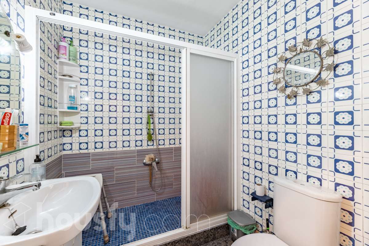 Housfy vende 🏡 amplio piso ubicado en Vilafranca del Penedès en la mejor zona del bariro de l'Espirall. Si buscas comodidad, espacio y una ubicación inmejorable, este piso es para ti. Presentamos esta amplia y luminosa vivienda ideal para familias o inversores. El piso destaca por su excelente distribución y el aprovechamiento de la luz natural. La vivienda dispone de 91m2 útiles (verificados con la Dirección General de Catastro). Construido en el año: 1977. Distribución de estancias -Salón-comedor -3 Dormitorios -2 Baños -Cocina equipada Características específicas -Ascensor -Trastero -Calefacción -Balcón -Cédula de habitabilidad -Plaza de garaje incluida Zona y entorno Respecto a la ubicación, se sitúa en Vilafranca del Penedès, municipio de Barcelona. Esta propiedad se encuentra cerca de transporte público, colegios, supermercados y farmacias. Aviso legal El precio de venta no incluye gastos de la compraventa como notaría, registro, impuestos, ni tampoco honorarios agencia. Esta publicación no es vinculante. Consulta siempre la nota simple con Housfy antes de formalizar la compraventa. Sobre nosotros Housfy es la plataforma integral de servicios inmobiliarios. Nuestra combinación de expertos y tecnología pone al alcance de todo el mundo servicios cómodos, claros y seguros. AICAT número: 7922. Nos encargamos de la gestión y asesoramiento de la compra. ¡Olvídate de todo! Hacemos los trámites por ti. Y, si además necesitas financiación, ponemos a tu disposición un bróker hipotecario para ayudarte a conseguir las mejores condiciones para tu perfil económico. ¿Quieres visitarla? Contacta con Housfy y agenda tu visita sin compromiso. Más información en: housfy.com-20