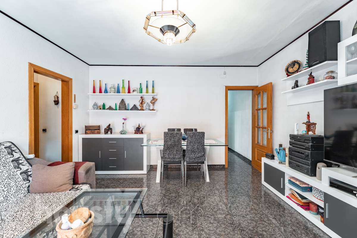 Housfy vende 🏡 amplio piso ubicado en Vilafranca del Penedès en la mejor zona del bariro de l'Espirall. Si buscas comodidad, espacio y una ubicación inmejorable, este piso es para ti. Presentamos esta amplia y luminosa vivienda ideal para familias o inversores. El piso destaca por su excelente distribución y el aprovechamiento de la luz natural. La vivienda dispone de 91m2 útiles (verificados con la Dirección General de Catastro). Construido en el año: 1977. Distribución de estancias -Salón-comedor -3 Dormitorios -2 Baños -Cocina equipada Características específicas -Ascensor -Trastero -Calefacción -Balcón -Cédula de habitabilidad -Plaza de garaje incluida Zona y entorno Respecto a la ubicación, se sitúa en Vilafranca del Penedès, municipio de Barcelona. Esta propiedad se encuentra cerca de transporte público, colegios, supermercados y farmacias. Aviso legal El precio de venta no incluye gastos de la compraventa como notaría, registro, impuestos, ni tampoco honorarios agencia. Esta publicación no es vinculante. Consulta siempre la nota simple con Housfy antes de formalizar la compraventa. Sobre nosotros Housfy es la plataforma integral de servicios inmobiliarios. Nuestra combinación de expertos y tecnología pone al alcance de todo el mundo servicios cómodos, claros y seguros. AICAT número: 7922. Nos encargamos de la gestión y asesoramiento de la compra. ¡Olvídate de todo! Hacemos los trámites por ti. Y, si además necesitas financiación, ponemos a tu disposición un bróker hipotecario para ayudarte a conseguir las mejores condiciones para tu perfil económico. ¿Quieres visitarla? Contacta con Housfy y agenda tu visita sin compromiso. Más información en: housfy.com-6