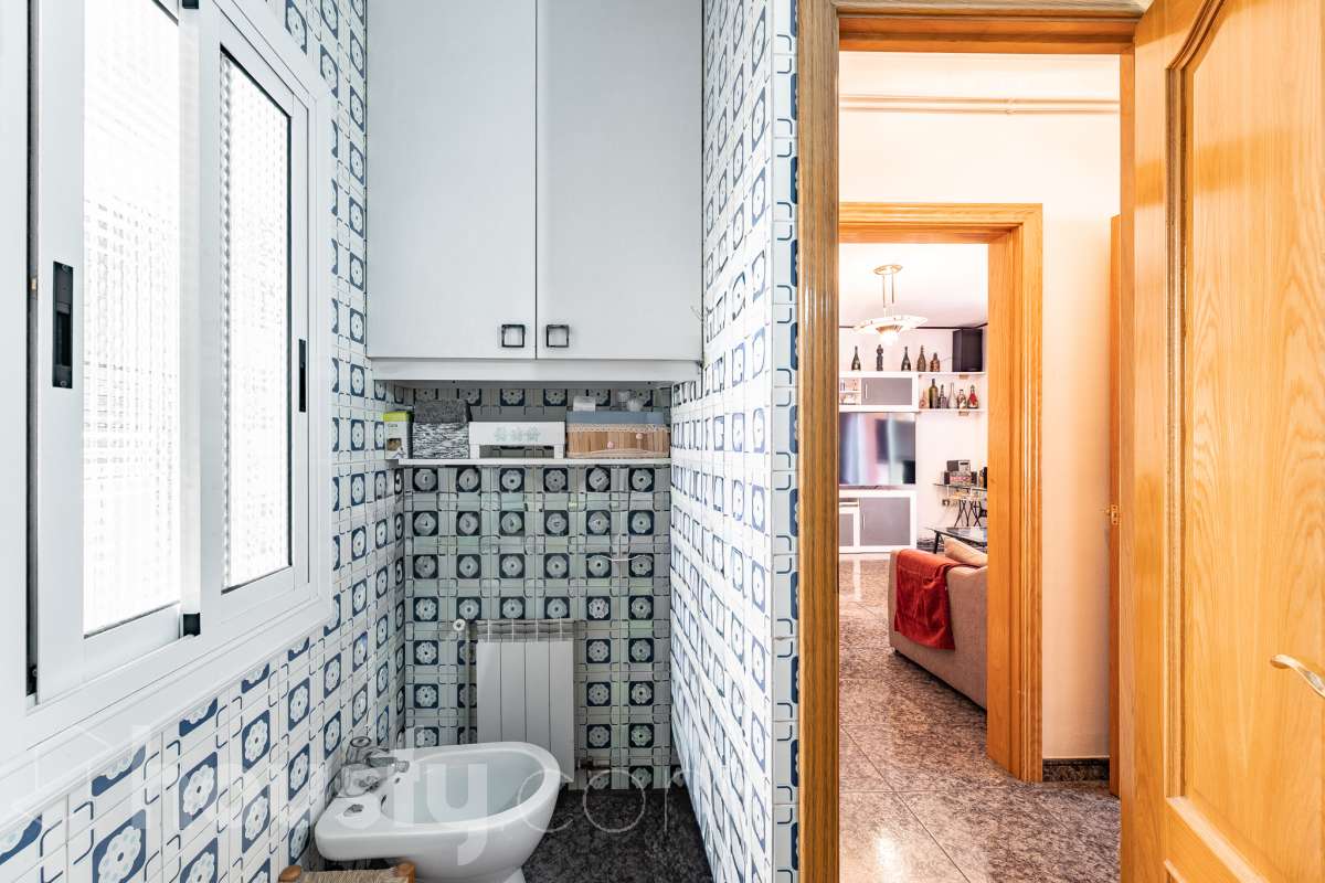 Housfy vende 🏡 amplio piso ubicado en Vilafranca del Penedès en la mejor zona del bariro de l'Espirall. Si buscas comodidad, espacio y una ubicación inmejorable, este piso es para ti. Presentamos esta amplia y luminosa vivienda ideal para familias o inversores. El piso destaca por su excelente distribución y el aprovechamiento de la luz natural. La vivienda dispone de 91m2 útiles (verificados con la Dirección General de Catastro). Construido en el año: 1977. Distribución de estancias -Salón-comedor -3 Dormitorios -2 Baños -Cocina equipada Características específicas -Ascensor -Trastero -Calefacción -Balcón -Cédula de habitabilidad -Plaza de garaje incluida Zona y entorno Respecto a la ubicación, se sitúa en Vilafranca del Penedès, municipio de Barcelona. Esta propiedad se encuentra cerca de transporte público, colegios, supermercados y farmacias. Aviso legal El precio de venta no incluye gastos de la compraventa como notaría, registro, impuestos, ni tampoco honorarios agencia. Esta publicación no es vinculante. Consulta siempre la nota simple con Housfy antes de formalizar la compraventa. Sobre nosotros Housfy es la plataforma integral de servicios inmobiliarios. Nuestra combinación de expertos y tecnología pone al alcance de todo el mundo servicios cómodos, claros y seguros. AICAT número: 7922. Nos encargamos de la gestión y asesoramiento de la compra. ¡Olvídate de todo! Hacemos los trámites por ti. Y, si además necesitas financiación, ponemos a tu disposición un bróker hipotecario para ayudarte a conseguir las mejores condiciones para tu perfil económico. ¿Quieres visitarla? Contacta con Housfy y agenda tu visita sin compromiso. Más información en: housfy.com-21