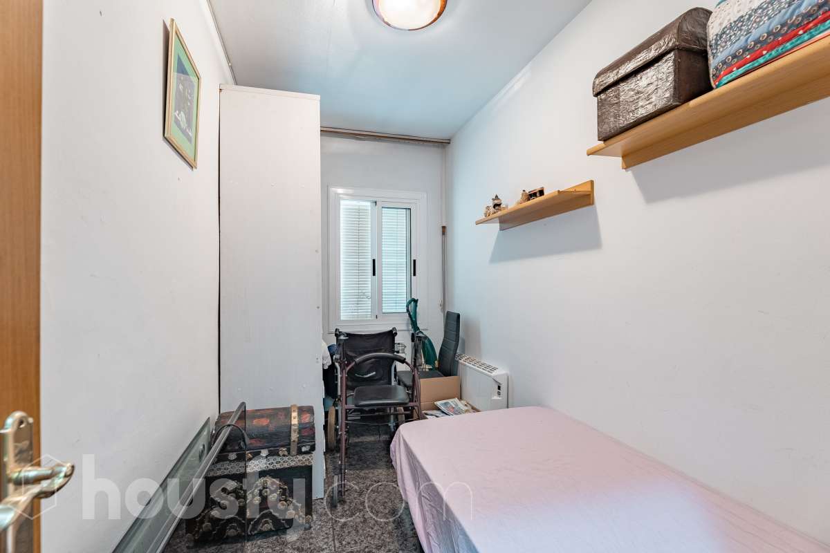 Housfy vende 🏡 amplio piso ubicado en Vilafranca del Penedès en la mejor zona del bariro de l'Espirall. Si buscas comodidad, espacio y una ubicación inmejorable, este piso es para ti. Presentamos esta amplia y luminosa vivienda ideal para familias o inversores. El piso destaca por su excelente distribución y el aprovechamiento de la luz natural. La vivienda dispone de 91m2 útiles (verificados con la Dirección General de Catastro). Construido en el año: 1977. Distribución de estancias -Salón-comedor -3 Dormitorios -2 Baños -Cocina equipada Características específicas -Ascensor -Trastero -Calefacción -Balcón -Cédula de habitabilidad -Plaza de garaje incluida Zona y entorno Respecto a la ubicación, se sitúa en Vilafranca del Penedès, municipio de Barcelona. Esta propiedad se encuentra cerca de transporte público, colegios, supermercados y farmacias. Aviso legal El precio de venta no incluye gastos de la compraventa como notaría, registro, impuestos, ni tampoco honorarios agencia. Esta publicación no es vinculante. Consulta siempre la nota simple con Housfy antes de formalizar la compraventa. Sobre nosotros Housfy es la plataforma integral de servicios inmobiliarios. Nuestra combinación de expertos y tecnología pone al alcance de todo el mundo servicios cómodos, claros y seguros. AICAT número: 7922. Nos encargamos de la gestión y asesoramiento de la compra. ¡Olvídate de todo! Hacemos los trámites por ti. Y, si además necesitas financiación, ponemos a tu disposición un bróker hipotecario para ayudarte a conseguir las mejores condiciones para tu perfil económico. ¿Quieres visitarla? Contacta con Housfy y agenda tu visita sin compromiso. Más información en: housfy.com-13