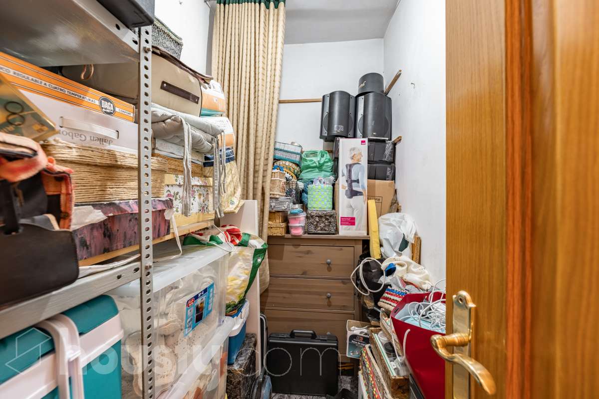Housfy vende 🏡 amplio piso ubicado en Vilafranca del Penedès en la mejor zona del bariro de l'Espirall. Si buscas comodidad, espacio y una ubicación inmejorable, este piso es para ti. Presentamos esta amplia y luminosa vivienda ideal para familias o inversores. El piso destaca por su excelente distribución y el aprovechamiento de la luz natural. La vivienda dispone de 91m2 útiles (verificados con la Dirección General de Catastro). Construido en el año: 1977. Distribución de estancias -Salón-comedor -3 Dormitorios -2 Baños -Cocina equipada Características específicas -Ascensor -Trastero -Calefacción -Balcón -Cédula de habitabilidad -Plaza de garaje incluida Zona y entorno Respecto a la ubicación, se sitúa en Vilafranca del Penedès, municipio de Barcelona. Esta propiedad se encuentra cerca de transporte público, colegios, supermercados y farmacias. Aviso legal El precio de venta no incluye gastos de la compraventa como notaría, registro, impuestos, ni tampoco honorarios agencia. Esta publicación no es vinculante. Consulta siempre la nota simple con Housfy antes de formalizar la compraventa. Sobre nosotros Housfy es la plataforma integral de servicios inmobiliarios. Nuestra combinación de expertos y tecnología pone al alcance de todo el mundo servicios cómodos, claros y seguros. AICAT número: 7922. Nos encargamos de la gestión y asesoramiento de la compra. ¡Olvídate de todo! Hacemos los trámites por ti. Y, si además necesitas financiación, ponemos a tu disposición un bróker hipotecario para ayudarte a conseguir las mejores condiciones para tu perfil económico. ¿Quieres visitarla? Contacta con Housfy y agenda tu visita sin compromiso. Más información en: housfy.com-29