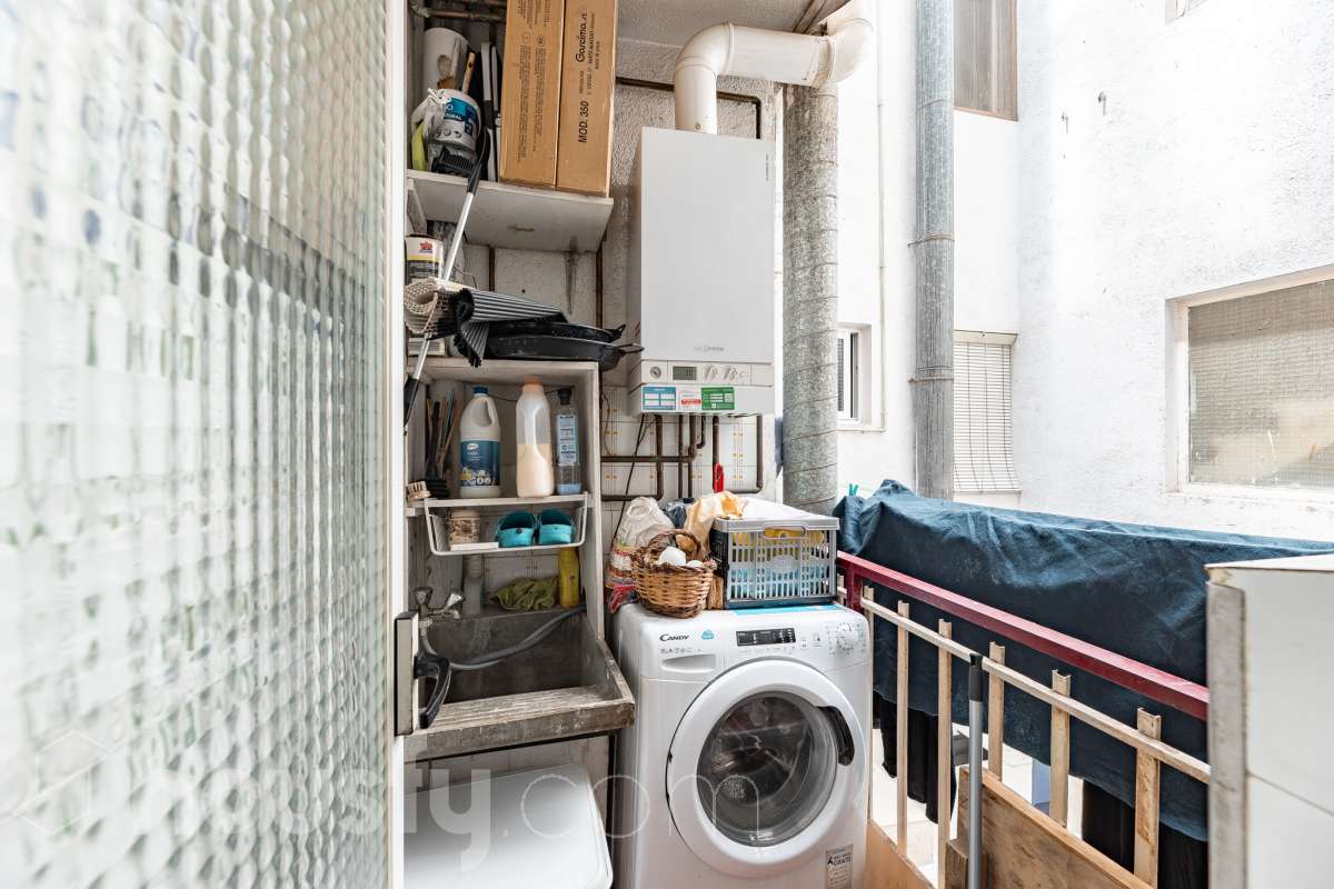 Housfy vende 🏡 amplio piso ubicado en Vilafranca del Penedès en la mejor zona del bariro de l'Espirall. Si buscas comodidad, espacio y una ubicación inmejorable, este piso es para ti. Presentamos esta amplia y luminosa vivienda ideal para familias o inversores. El piso destaca por su excelente distribución y el aprovechamiento de la luz natural. La vivienda dispone de 91m2 útiles (verificados con la Dirección General de Catastro). Construido en el año: 1977. Distribución de estancias -Salón-comedor -3 Dormitorios -2 Baños -Cocina equipada Características específicas -Ascensor -Trastero -Calefacción -Balcón -Cédula de habitabilidad -Plaza de garaje incluida Zona y entorno Respecto a la ubicación, se sitúa en Vilafranca del Penedès, municipio de Barcelona. Esta propiedad se encuentra cerca de transporte público, colegios, supermercados y farmacias. Aviso legal El precio de venta no incluye gastos de la compraventa como notaría, registro, impuestos, ni tampoco honorarios agencia. Esta publicación no es vinculante. Consulta siempre la nota simple con Housfy antes de formalizar la compraventa. Sobre nosotros Housfy es la plataforma integral de servicios inmobiliarios. Nuestra combinación de expertos y tecnología pone al alcance de todo el mundo servicios cómodos, claros y seguros. AICAT número: 7922. Nos encargamos de la gestión y asesoramiento de la compra. ¡Olvídate de todo! Hacemos los trámites por ti. Y, si además necesitas financiación, ponemos a tu disposición un bróker hipotecario para ayudarte a conseguir las mejores condiciones para tu perfil económico. ¿Quieres visitarla? Contacta con Housfy y agenda tu visita sin compromiso. Más información en: housfy.com-28