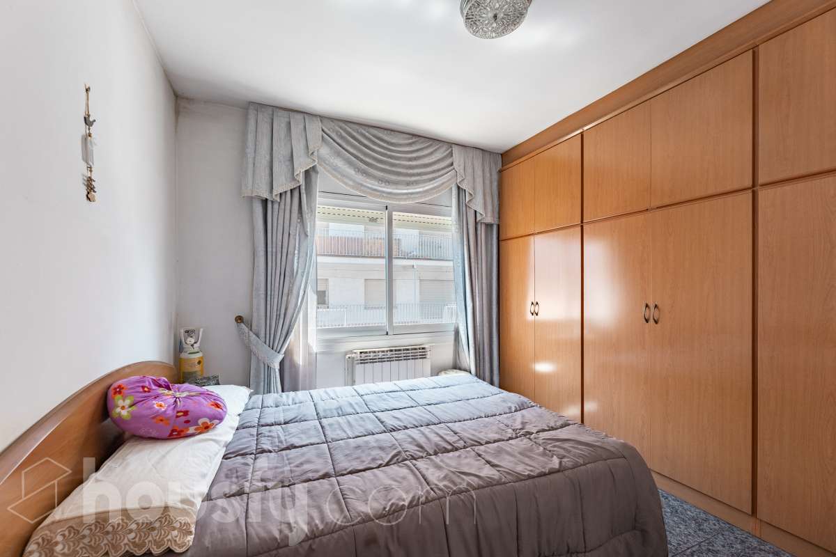 Housfy vende 🏡 amplio piso ubicado en Vilafranca del Penedès en la mejor zona del bariro de l'Espirall. Si buscas comodidad, espacio y una ubicación inmejorable, este piso es para ti. Presentamos esta amplia y luminosa vivienda ideal para familias o inversores. El piso destaca por su excelente distribución y el aprovechamiento de la luz natural. La vivienda dispone de 91m2 útiles (verificados con la Dirección General de Catastro). Construido en el año: 1977. Distribución de estancias -Salón-comedor -3 Dormitorios -2 Baños -Cocina equipada Características específicas -Ascensor -Trastero -Calefacción -Balcón -Cédula de habitabilidad -Plaza de garaje incluida Zona y entorno Respecto a la ubicación, se sitúa en Vilafranca del Penedès, municipio de Barcelona. Esta propiedad se encuentra cerca de transporte público, colegios, supermercados y farmacias. Aviso legal El precio de venta no incluye gastos de la compraventa como notaría, registro, impuestos, ni tampoco honorarios agencia. Esta publicación no es vinculante. Consulta siempre la nota simple con Housfy antes de formalizar la compraventa. Sobre nosotros Housfy es la plataforma integral de servicios inmobiliarios. Nuestra combinación de expertos y tecnología pone al alcance de todo el mundo servicios cómodos, claros y seguros. AICAT número: 7922. Nos encargamos de la gestión y asesoramiento de la compra. ¡Olvídate de todo! Hacemos los trámites por ti. Y, si además necesitas financiación, ponemos a tu disposición un bróker hipotecario para ayudarte a conseguir las mejores condiciones para tu perfil económico. ¿Quieres visitarla? Contacta con Housfy y agenda tu visita sin compromiso. Más información en: housfy.com-7