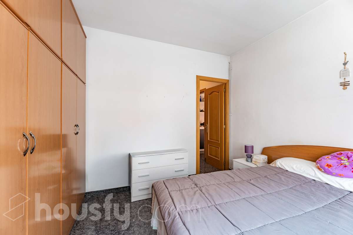 Housfy vende 🏡 amplio piso ubicado en Vilafranca del Penedès en la mejor zona del bariro de l'Espirall. Si buscas comodidad, espacio y una ubicación inmejorable, este piso es para ti. Presentamos esta amplia y luminosa vivienda ideal para familias o inversores. El piso destaca por su excelente distribución y el aprovechamiento de la luz natural. La vivienda dispone de 91m2 útiles (verificados con la Dirección General de Catastro). Construido en el año: 1977. Distribución de estancias -Salón-comedor -3 Dormitorios -2 Baños -Cocina equipada Características específicas -Ascensor -Trastero -Calefacción -Balcón -Cédula de habitabilidad -Plaza de garaje incluida Zona y entorno Respecto a la ubicación, se sitúa en Vilafranca del Penedès, municipio de Barcelona. Esta propiedad se encuentra cerca de transporte público, colegios, supermercados y farmacias. Aviso legal El precio de venta no incluye gastos de la compraventa como notaría, registro, impuestos, ni tampoco honorarios agencia. Esta publicación no es vinculante. Consulta siempre la nota simple con Housfy antes de formalizar la compraventa. Sobre nosotros Housfy es la plataforma integral de servicios inmobiliarios. Nuestra combinación de expertos y tecnología pone al alcance de todo el mundo servicios cómodos, claros y seguros. AICAT número: 7922. Nos encargamos de la gestión y asesoramiento de la compra. ¡Olvídate de todo! Hacemos los trámites por ti. Y, si además necesitas financiación, ponemos a tu disposición un bróker hipotecario para ayudarte a conseguir las mejores condiciones para tu perfil económico. ¿Quieres visitarla? Contacta con Housfy y agenda tu visita sin compromiso. Más información en: housfy.com-9