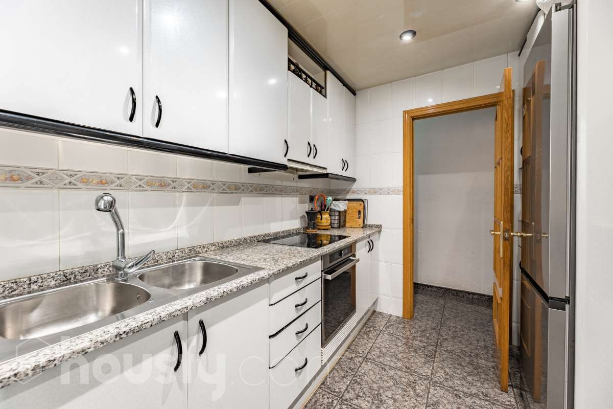 Housfy vende 🏡 amplio piso ubicado en Vilafranca del Penedès en la mejor zona del bariro de l'Espirall. Si buscas comodidad, espacio y una ubicación inmejorable, este piso es para ti. Presentamos esta amplia y luminosa vivienda ideal para familias o inversores. El piso destaca por su excelente distribución y el aprovechamiento de la luz natural. La vivienda dispone de 91m2 útiles (verificados con la Dirección General de Catastro). Construido en el año: 1977. Distribución de estancias -Salón-comedor -3 Dormitorios -2 Baños -Cocina equipada Características específicas -Ascensor -Trastero -Calefacción -Balcón -Cédula de habitabilidad -Plaza de garaje incluida Zona y entorno Respecto a la ubicación, se sitúa en Vilafranca del Penedès, municipio de Barcelona. Esta propiedad se encuentra cerca de transporte público, colegios, supermercados y farmacias. Aviso legal El precio de venta no incluye gastos de la compraventa como notaría, registro, impuestos, ni tampoco honorarios agencia. Esta publicación no es vinculante. Consulta siempre la nota simple con Housfy antes de formalizar la compraventa. Sobre nosotros Housfy es la plataforma integral de servicios inmobiliarios. Nuestra combinación de expertos y tecnología pone al alcance de todo el mundo servicios cómodos, claros y seguros. AICAT número: 7922. Nos encargamos de la gestión y asesoramiento de la compra. ¡Olvídate de todo! Hacemos los trámites por ti. Y, si además necesitas financiación, ponemos a tu disposición un bróker hipotecario para ayudarte a conseguir las mejores condiciones para tu perfil económico. ¿Quieres visitarla? Contacta con Housfy y agenda tu visita sin compromiso. Más información en: housfy.com-18