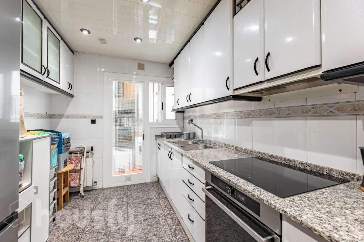 Housfy vende 🏡 amplio piso ubicado en Vilafranca del Penedès en la mejor zona del bariro de l'Espirall. Si buscas comodidad, espacio y una ubicación inmejorable, este piso es para ti. Presentamos esta amplia y luminosa vivienda ideal para familias o inversores. El piso destaca por su excelente distribución y el aprovechamiento de la luz natural. La vivienda dispone de 91m2 útiles (verificados con la Dirección General de Catastro). Construido en el año: 1977. Distribución de estancias -Salón-comedor -3 Dormitorios -2 Baños -Cocina equipada Características específicas -Ascensor -Trastero -Calefacción -Balcón -Cédula de habitabilidad -Plaza de garaje incluida Zona y entorno Respecto a la ubicación, se sitúa en Vilafranca del Penedès, municipio de Barcelona. Esta propiedad se encuentra cerca de transporte público, colegios, supermercados y farmacias. Aviso legal El precio de venta no incluye gastos de la compraventa como notaría, registro, impuestos, ni tampoco honorarios agencia. Esta publicación no es vinculante. Consulta siempre la nota simple con Housfy antes de formalizar la compraventa. Sobre nosotros Housfy es la plataforma integral de servicios inmobiliarios. Nuestra combinación de expertos y tecnología pone al alcance de todo el mundo servicios cómodos, claros y seguros. AICAT número: 7922. Nos encargamos de la gestión y asesoramiento de la compra. ¡Olvídate de todo! Hacemos los trámites por ti. Y, si además necesitas financiación, ponemos a tu disposición un bróker hipotecario para ayudarte a conseguir las mejores condiciones para tu perfil económico. ¿Quieres visitarla? Contacta con Housfy y agenda tu visita sin compromiso. Más información en: housfy.com-16