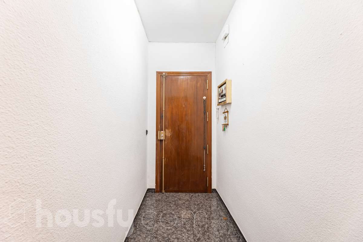 Housfy vende 🏡 amplio piso ubicado en Vilafranca del Penedès en la mejor zona del bariro de l'Espirall. Si buscas comodidad, espacio y una ubicación inmejorable, este piso es para ti. Presentamos esta amplia y luminosa vivienda ideal para familias o inversores. El piso destaca por su excelente distribución y el aprovechamiento de la luz natural. La vivienda dispone de 91m2 útiles (verificados con la Dirección General de Catastro). Construido en el año: 1977. Distribución de estancias -Salón-comedor -3 Dormitorios -2 Baños -Cocina equipada Características específicas -Ascensor -Trastero -Calefacción -Balcón -Cédula de habitabilidad -Plaza de garaje incluida Zona y entorno Respecto a la ubicación, se sitúa en Vilafranca del Penedès, municipio de Barcelona. Esta propiedad se encuentra cerca de transporte público, colegios, supermercados y farmacias. Aviso legal El precio de venta no incluye gastos de la compraventa como notaría, registro, impuestos, ni tampoco honorarios agencia. Esta publicación no es vinculante. Consulta siempre la nota simple con Housfy antes de formalizar la compraventa. Sobre nosotros Housfy es la plataforma integral de servicios inmobiliarios. Nuestra combinación de expertos y tecnología pone al alcance de todo el mundo servicios cómodos, claros y seguros. AICAT número: 7922. Nos encargamos de la gestión y asesoramiento de la compra. ¡Olvídate de todo! Hacemos los trámites por ti. Y, si además necesitas financiación, ponemos a tu disposición un bróker hipotecario para ayudarte a conseguir las mejores condiciones para tu perfil económico. ¿Quieres visitarla? Contacta con Housfy y agenda tu visita sin compromiso. Más información en: housfy.com-26