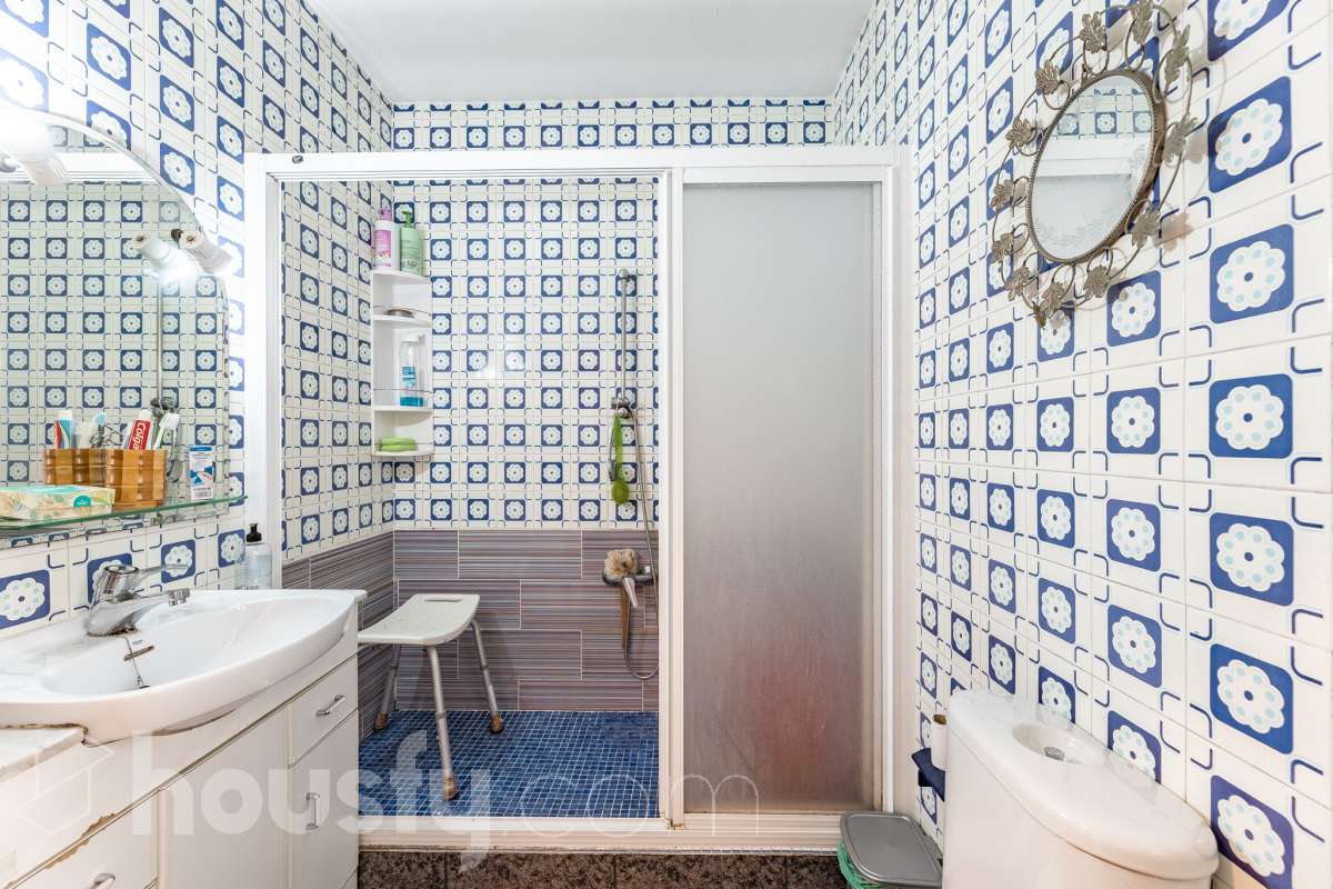 Housfy vende 🏡 amplio piso ubicado en Vilafranca del Penedès en la mejor zona del bariro de l'Espirall. Si buscas comodidad, espacio y una ubicación inmejorable, este piso es para ti. Presentamos esta amplia y luminosa vivienda ideal para familias o inversores. El piso destaca por su excelente distribución y el aprovechamiento de la luz natural. La vivienda dispone de 91m2 útiles (verificados con la Dirección General de Catastro). Construido en el año: 1977. Distribución de estancias -Salón-comedor -3 Dormitorios -2 Baños -Cocina equipada Características específicas -Ascensor -Trastero -Calefacción -Balcón -Cédula de habitabilidad -Plaza de garaje incluida Zona y entorno Respecto a la ubicación, se sitúa en Vilafranca del Penedès, municipio de Barcelona. Esta propiedad se encuentra cerca de transporte público, colegios, supermercados y farmacias. Aviso legal El precio de venta no incluye gastos de la compraventa como notaría, registro, impuestos, ni tampoco honorarios agencia. Esta publicación no es vinculante. Consulta siempre la nota simple con Housfy antes de formalizar la compraventa. Sobre nosotros Housfy es la plataforma integral de servicios inmobiliarios. Nuestra combinación de expertos y tecnología pone al alcance de todo el mundo servicios cómodos, claros y seguros. AICAT número: 7922. Nos encargamos de la gestión y asesoramiento de la compra. ¡Olvídate de todo! Hacemos los trámites por ti. Y, si además necesitas financiación, ponemos a tu disposición un bróker hipotecario para ayudarte a conseguir las mejores condiciones para tu perfil económico. ¿Quieres visitarla? Contacta con Housfy y agenda tu visita sin compromiso. Más información en: housfy.com-19