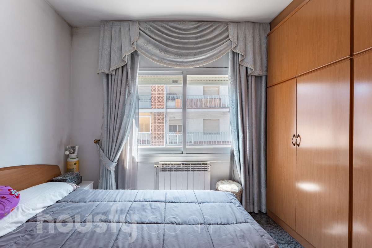 Housfy vende 🏡 amplio piso ubicado en Vilafranca del Penedès en la mejor zona del bariro de l'Espirall. Si buscas comodidad, espacio y una ubicación inmejorable, este piso es para ti. Presentamos esta amplia y luminosa vivienda ideal para familias o inversores. El piso destaca por su excelente distribución y el aprovechamiento de la luz natural. La vivienda dispone de 91m2 útiles (verificados con la Dirección General de Catastro). Construido en el año: 1977. Distribución de estancias -Salón-comedor -3 Dormitorios -2 Baños -Cocina equipada Características específicas -Ascensor -Trastero -Calefacción -Balcón -Cédula de habitabilidad -Plaza de garaje incluida Zona y entorno Respecto a la ubicación, se sitúa en Vilafranca del Penedès, municipio de Barcelona. Esta propiedad se encuentra cerca de transporte público, colegios, supermercados y farmacias. Aviso legal El precio de venta no incluye gastos de la compraventa como notaría, registro, impuestos, ni tampoco honorarios agencia. Esta publicación no es vinculante. Consulta siempre la nota simple con Housfy antes de formalizar la compraventa. Sobre nosotros Housfy es la plataforma integral de servicios inmobiliarios. Nuestra combinación de expertos y tecnología pone al alcance de todo el mundo servicios cómodos, claros y seguros. AICAT número: 7922. Nos encargamos de la gestión y asesoramiento de la compra. ¡Olvídate de todo! Hacemos los trámites por ti. Y, si además necesitas financiación, ponemos a tu disposición un bróker hipotecario para ayudarte a conseguir las mejores condiciones para tu perfil económico. ¿Quieres visitarla? Contacta con Housfy y agenda tu visita sin compromiso. Más información en: housfy.com-8