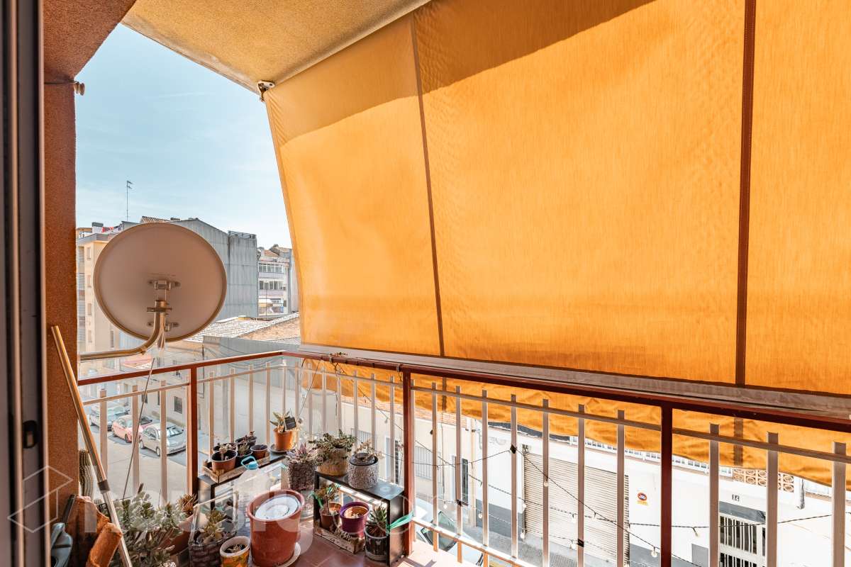 Housfy vende 🏡 amplio piso ubicado en Vilafranca del Penedès en la mejor zona del bariro de l'Espirall. Si buscas comodidad, espacio y una ubicación inmejorable, este piso es para ti. Presentamos esta amplia y luminosa vivienda ideal para familias o inversores. El piso destaca por su excelente distribución y el aprovechamiento de la luz natural. La vivienda dispone de 91m2 útiles (verificados con la Dirección General de Catastro). Construido en el año: 1977. Distribución de estancias -Salón-comedor -3 Dormitorios -2 Baños -Cocina equipada Características específicas -Ascensor -Trastero -Calefacción -Balcón -Cédula de habitabilidad -Plaza de garaje incluida Zona y entorno Respecto a la ubicación, se sitúa en Vilafranca del Penedès, municipio de Barcelona. Esta propiedad se encuentra cerca de transporte público, colegios, supermercados y farmacias. Aviso legal El precio de venta no incluye gastos de la compraventa como notaría, registro, impuestos, ni tampoco honorarios agencia. Esta publicación no es vinculante. Consulta siempre la nota simple con Housfy antes de formalizar la compraventa. Sobre nosotros Housfy es la plataforma integral de servicios inmobiliarios. Nuestra combinación de expertos y tecnología pone al alcance de todo el mundo servicios cómodos, claros y seguros. AICAT número: 7922. Nos encargamos de la gestión y asesoramiento de la compra. ¡Olvídate de todo! Hacemos los trámites por ti. Y, si además necesitas financiación, ponemos a tu disposición un bróker hipotecario para ayudarte a conseguir las mejores condiciones para tu perfil económico. ¿Quieres visitarla? Contacta con Housfy y agenda tu visita sin compromiso. Más información en: housfy.com-24