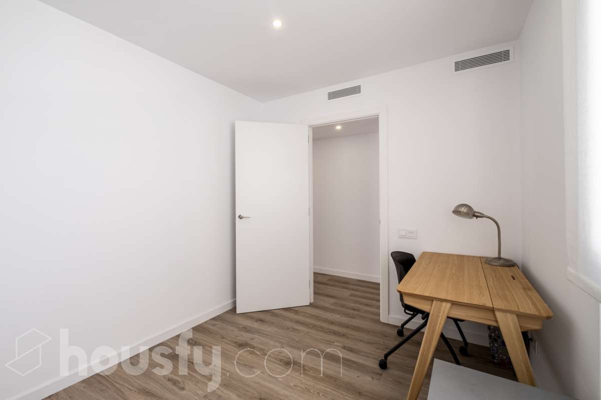 Housfy vende 🏡 luminoso piso de 85 m² útiles en Vilafranca del Penedès. Una vivienda de reciente construcción (2024) que destaca por sus acabados modernos, excelente distribución y gran entrada de luz natural. Distribución * Salón-comedor amplio y luminoso Cocina independiente totalmente equipada 2 Dormitorios 2 Baños completos Equipamiento y acabados * Balcón privado * Plaza de garaje incluida * Trastero * Aire acondicionado y calefacción * Finca con ascensor **Ubicación y entorno** Situado en una zona residencial consolidada de Vilafranca del Penedès, con acceso inmediato a todos los servicios esenciales: transporte público, comercios, supermercados, escuelas y farmacias. Una propiedad impecable, lista para entrar a vivir. Contacta con nosotros para concertar una visita. Aviso legal El precio de venta no incluye gastos de la compraventa como notaría, registro, impuestos, ni tampoco honorarios agencia. Esta publicación no es vinculante. Consulta siempre la nota simple con Housfy antes de formalizar la compraventa. Sobre nosotros Housfy es la plataforma integral de servicios inmobiliarios. Nuestra combinación de expertos y tecnología pone al alcance de todo el mundo servicios cómodos, claros y seguros. AICAT número: 7922. Nos encargamos de la gestión y asesoramiento de la compra. ¡Olvídate de todo! Hacemos los trámites por ti. Y, si además necesitas financiación, ponemos a tu disposición un bróker hipotecario para ayudarte a conseguir las mejores condiciones para tu perfil económico. ¿Quieres visitarla? Contacta con Housfy y agenda tu visita sin compromiso. Más información en: housfy.com-2