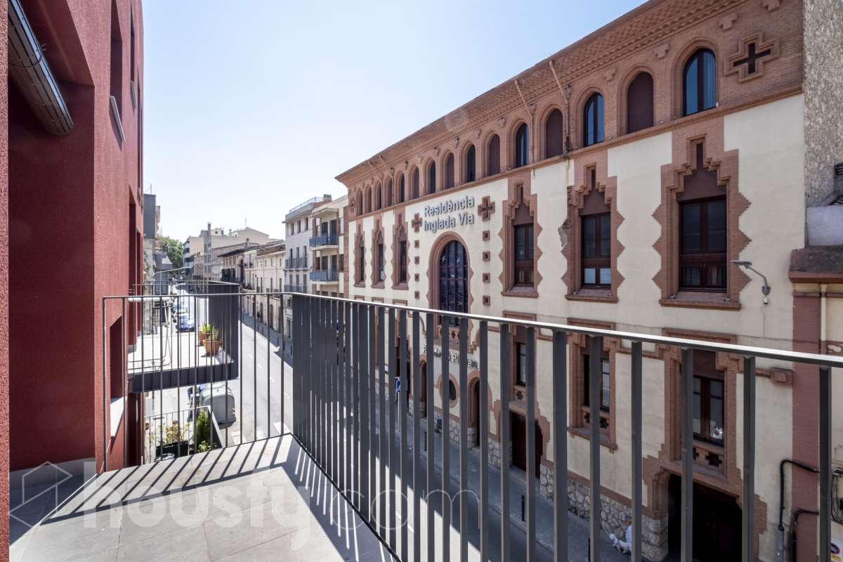 Housfy vende 🏡 luminoso piso de 85 m² útiles en Vilafranca del Penedès. Una vivienda de reciente construcción (2024) que destaca por sus acabados modernos, excelente distribución y gran entrada de luz natural. Distribución * Salón-comedor amplio y luminoso Cocina independiente totalmente equipada 2 Dormitorios 2 Baños completos Equipamiento y acabados * Balcón privado * Plaza de garaje incluida * Trastero * Aire acondicionado y calefacción * Finca con ascensor **Ubicación y entorno** Situado en una zona residencial consolidada de Vilafranca del Penedès, con acceso inmediato a todos los servicios esenciales: transporte público, comercios, supermercados, escuelas y farmacias. Una propiedad impecable, lista para entrar a vivir. Contacta con nosotros para concertar una visita. Aviso legal El precio de venta no incluye gastos de la compraventa como notaría, registro, impuestos, ni tampoco honorarios agencia. Esta publicación no es vinculante. Consulta siempre la nota simple con Housfy antes de formalizar la compraventa. Sobre nosotros Housfy es la plataforma integral de servicios inmobiliarios. Nuestra combinación de expertos y tecnología pone al alcance de todo el mundo servicios cómodos, claros y seguros. AICAT número: 7922. Nos encargamos de la gestión y asesoramiento de la compra. ¡Olvídate de todo! Hacemos los trámites por ti. Y, si además necesitas financiación, ponemos a tu disposición un bróker hipotecario para ayudarte a conseguir las mejores condiciones para tu perfil económico. ¿Quieres visitarla? Contacta con Housfy y agenda tu visita sin compromiso. Más información en: housfy.com-27