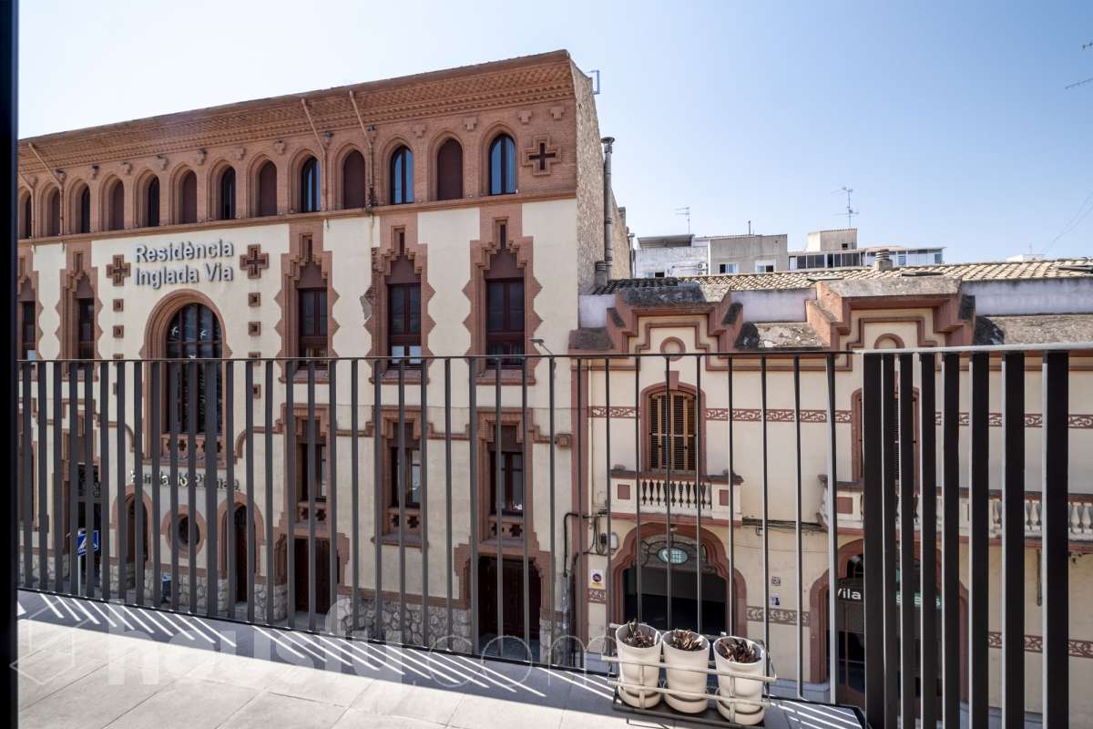 Housfy vende 🏡 luminoso piso de 85 m² útiles en Vilafranca del Penedès. Una vivienda de reciente construcción (2024) que destaca por sus acabados modernos, excelente distribución y gran entrada de luz natural. Distribución * Salón-comedor amplio y luminoso Cocina independiente totalmente equipada 2 Dormitorios 2 Baños completos Equipamiento y acabados * Balcón privado * Plaza de garaje incluida * Trastero * Aire acondicionado y calefacción * Finca con ascensor **Ubicación y entorno** Situado en una zona residencial consolidada de Vilafranca del Penedès, con acceso inmediato a todos los servicios esenciales: transporte público, comercios, supermercados, escuelas y farmacias. Una propiedad impecable, lista para entrar a vivir. Contacta con nosotros para concertar una visita. Aviso legal El precio de venta no incluye gastos de la compraventa como notaría, registro, impuestos, ni tampoco honorarios agencia. Esta publicación no es vinculante. Consulta siempre la nota simple con Housfy antes de formalizar la compraventa. Sobre nosotros Housfy es la plataforma integral de servicios inmobiliarios. Nuestra combinación de expertos y tecnología pone al alcance de todo el mundo servicios cómodos, claros y seguros. AICAT número: 7922. Nos encargamos de la gestión y asesoramiento de la compra. ¡Olvídate de todo! Hacemos los trámites por ti. Y, si además necesitas financiación, ponemos a tu disposición un bróker hipotecario para ayudarte a conseguir las mejores condiciones para tu perfil económico. ¿Quieres visitarla? Contacta con Housfy y agenda tu visita sin compromiso. Más información en: housfy.com-4