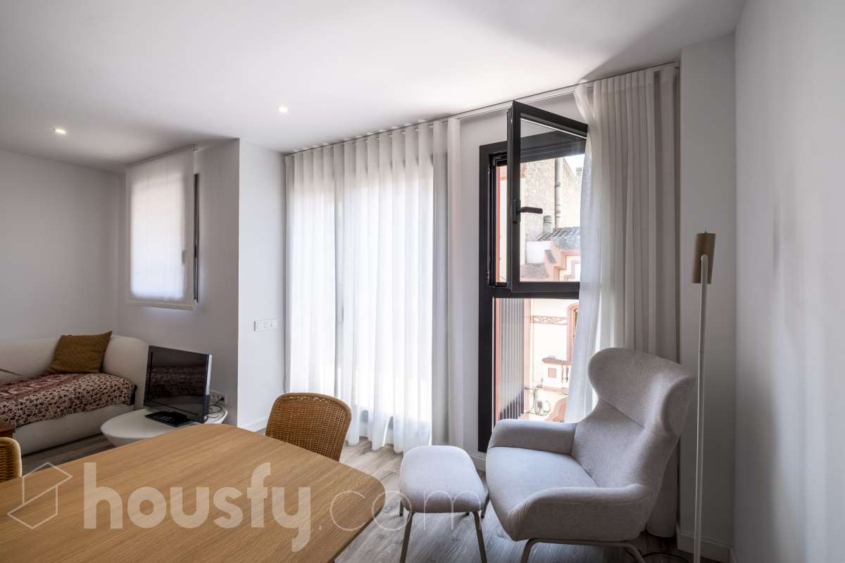 Housfy vende 🏡 luminoso piso de 85 m² útiles en Vilafranca del Penedès. Una vivienda de reciente construcción (2024) que destaca por sus acabados modernos, excelente distribución y gran entrada de luz natural. Distribución * Salón-comedor amplio y luminoso Cocina independiente totalmente equipada 2 Dormitorios 2 Baños completos Equipamiento y acabados * Balcón privado * Plaza de garaje incluida * Trastero * Aire acondicionado y calefacción * Finca con ascensor **Ubicación y entorno** Situado en una zona residencial consolidada de Vilafranca del Penedès, con acceso inmediato a todos los servicios esenciales: transporte público, comercios, supermercados, escuelas y farmacias. Una propiedad impecable, lista para entrar a vivir. Contacta con nosotros para concertar una visita. Aviso legal El precio de venta no incluye gastos de la compraventa como notaría, registro, impuestos, ni tampoco honorarios agencia. Esta publicación no es vinculante. Consulta siempre la nota simple con Housfy antes de formalizar la compraventa. Sobre nosotros Housfy es la plataforma integral de servicios inmobiliarios. Nuestra combinación de expertos y tecnología pone al alcance de todo el mundo servicios cómodos, claros y seguros. AICAT número: 7922. Nos encargamos de la gestión y asesoramiento de la compra. ¡Olvídate de todo! Hacemos los trámites por ti. Y, si además necesitas financiación, ponemos a tu disposición un bróker hipotecario para ayudarte a conseguir las mejores condiciones para tu perfil económico. ¿Quieres visitarla? Contacta con Housfy y agenda tu visita sin compromiso. Más información en: housfy.com-20
