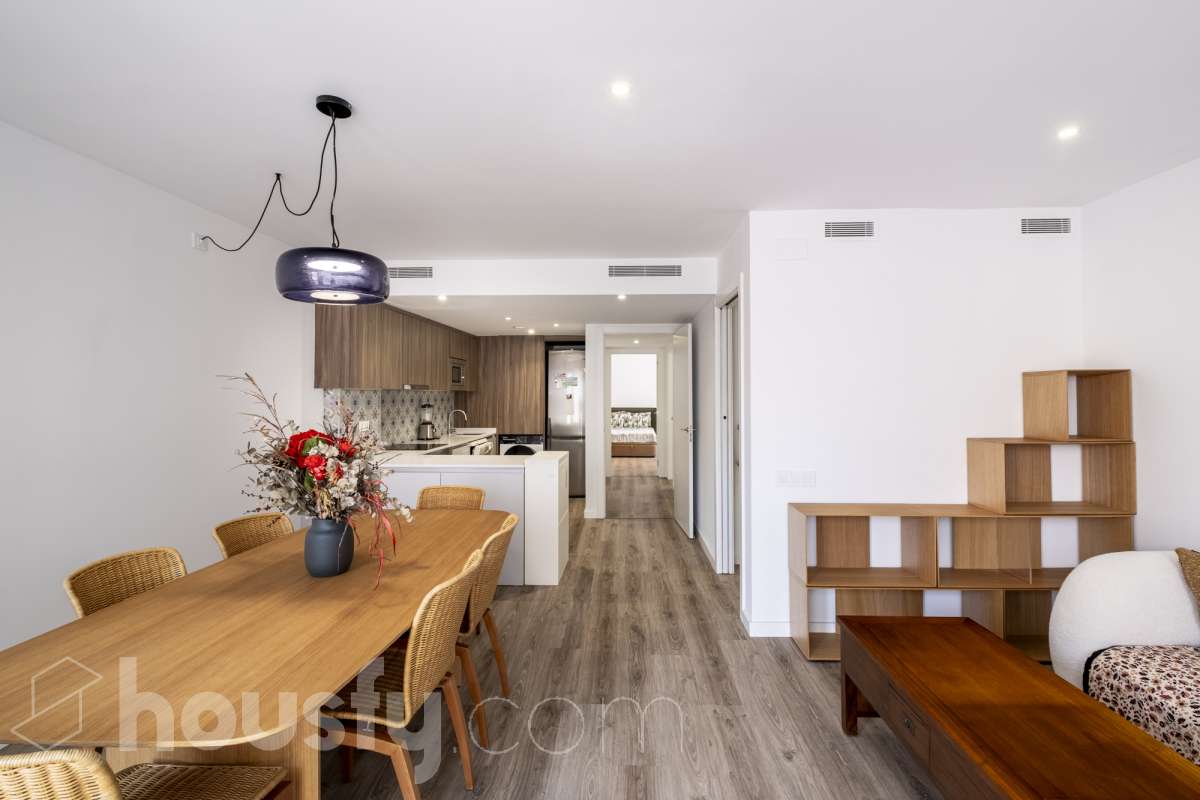 Housfy vende 🏡 luminoso piso de 85 m² útiles en Vilafranca del Penedès. Una vivienda de reciente construcción (2024) que destaca por sus acabados modernos, excelente distribución y gran entrada de luz natural. Distribución * Salón-comedor amplio y luminoso Cocina independiente totalmente equipada 2 Dormitorios 2 Baños completos Equipamiento y acabados * Balcón privado * Plaza de garaje incluida * Trastero * Aire acondicionado y calefacción * Finca con ascensor **Ubicación y entorno** Situado en una zona residencial consolidada de Vilafranca del Penedès, con acceso inmediato a todos los servicios esenciales: transporte público, comercios, supermercados, escuelas y farmacias. Una propiedad impecable, lista para entrar a vivir. Contacta con nosotros para concertar una visita. Aviso legal El precio de venta no incluye gastos de la compraventa como notaría, registro, impuestos, ni tampoco honorarios agencia. Esta publicación no es vinculante. Consulta siempre la nota simple con Housfy antes de formalizar la compraventa. Sobre nosotros Housfy es la plataforma integral de servicios inmobiliarios. Nuestra combinación de expertos y tecnología pone al alcance de todo el mundo servicios cómodos, claros y seguros. AICAT número: 7922. Nos encargamos de la gestión y asesoramiento de la compra. ¡Olvídate de todo! Hacemos los trámites por ti. Y, si además necesitas financiación, ponemos a tu disposición un bróker hipotecario para ayudarte a conseguir las mejores condiciones para tu perfil económico. ¿Quieres visitarla? Contacta con Housfy y agenda tu visita sin compromiso. Más información en: housfy.com-21
