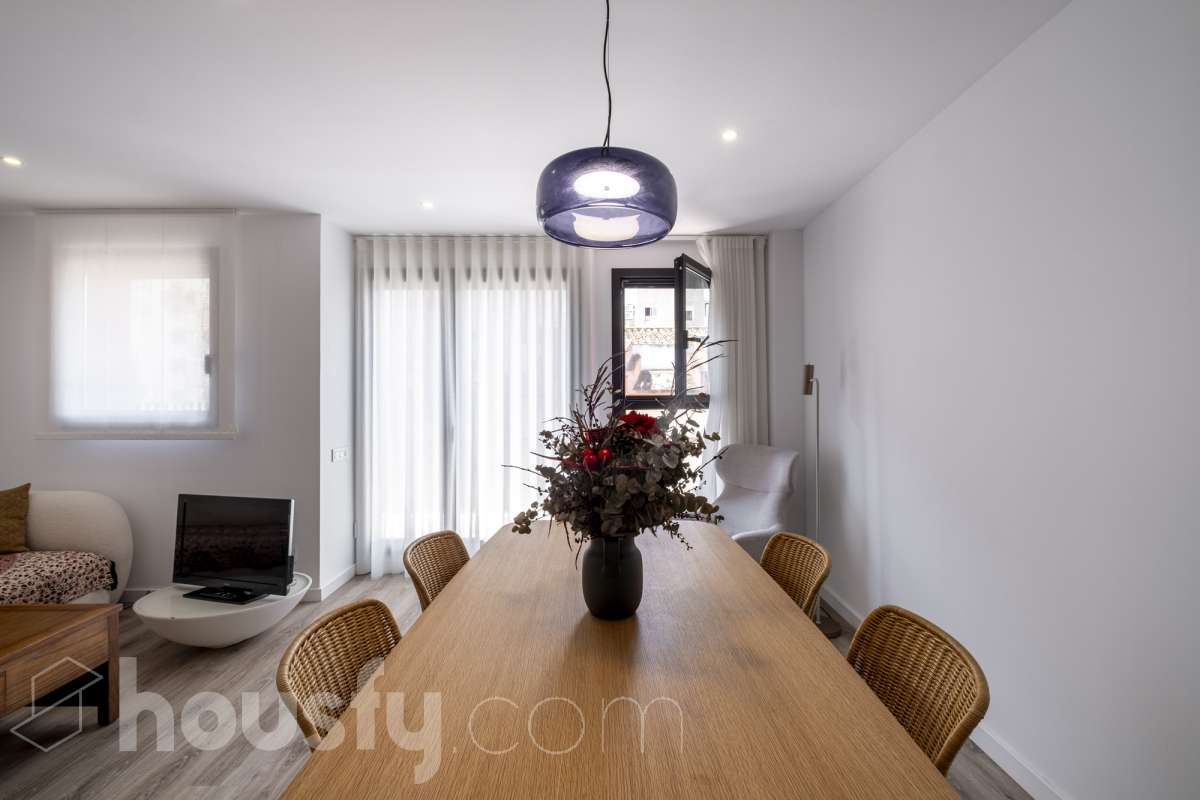 Housfy vende 🏡 luminoso piso de 85 m² útiles en Vilafranca del Penedès. Una vivienda de reciente construcción (2024) que destaca por sus acabados modernos, excelente distribución y gran entrada de luz natural. Distribución * Salón-comedor amplio y luminoso Cocina independiente totalmente equipada 2 Dormitorios 2 Baños completos Equipamiento y acabados * Balcón privado * Plaza de garaje incluida * Trastero * Aire acondicionado y calefacción * Finca con ascensor **Ubicación y entorno** Situado en una zona residencial consolidada de Vilafranca del Penedès, con acceso inmediato a todos los servicios esenciales: transporte público, comercios, supermercados, escuelas y farmacias. Una propiedad impecable, lista para entrar a vivir. Contacta con nosotros para concertar una visita. Aviso legal El precio de venta no incluye gastos de la compraventa como notaría, registro, impuestos, ni tampoco honorarios agencia. Esta publicación no es vinculante. Consulta siempre la nota simple con Housfy antes de formalizar la compraventa. Sobre nosotros Housfy es la plataforma integral de servicios inmobiliarios. Nuestra combinación de expertos y tecnología pone al alcance de todo el mundo servicios cómodos, claros y seguros. AICAT número: 7922. Nos encargamos de la gestión y asesoramiento de la compra. ¡Olvídate de todo! Hacemos los trámites por ti. Y, si además necesitas financiación, ponemos a tu disposición un bróker hipotecario para ayudarte a conseguir las mejores condiciones para tu perfil económico. ¿Quieres visitarla? Contacta con Housfy y agenda tu visita sin compromiso. Más información en: housfy.com-13