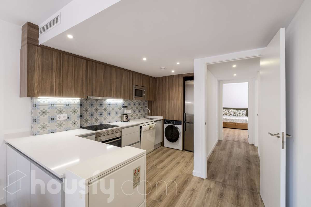 Housfy vende 🏡 luminoso piso de 85 m² útiles en Vilafranca del Penedès. Una vivienda de reciente construcción (2024) que destaca por sus acabados modernos, excelente distribución y gran entrada de luz natural. Distribución * Salón-comedor amplio y luminoso Cocina independiente totalmente equipada 2 Dormitorios 2 Baños completos Equipamiento y acabados * Balcón privado * Plaza de garaje incluida * Trastero * Aire acondicionado y calefacción * Finca con ascensor **Ubicación y entorno** Situado en una zona residencial consolidada de Vilafranca del Penedès, con acceso inmediato a todos los servicios esenciales: transporte público, comercios, supermercados, escuelas y farmacias. Una propiedad impecable, lista para entrar a vivir. Contacta con nosotros para concertar una visita. Aviso legal El precio de venta no incluye gastos de la compraventa como notaría, registro, impuestos, ni tampoco honorarios agencia. Esta publicación no es vinculante. Consulta siempre la nota simple con Housfy antes de formalizar la compraventa. Sobre nosotros Housfy es la plataforma integral de servicios inmobiliarios. Nuestra combinación de expertos y tecnología pone al alcance de todo el mundo servicios cómodos, claros y seguros. AICAT número: 7922. Nos encargamos de la gestión y asesoramiento de la compra. ¡Olvídate de todo! Hacemos los trámites por ti. Y, si además necesitas financiación, ponemos a tu disposición un bróker hipotecario para ayudarte a conseguir las mejores condiciones para tu perfil económico. ¿Quieres visitarla? Contacta con Housfy y agenda tu visita sin compromiso. Más información en: housfy.com-6