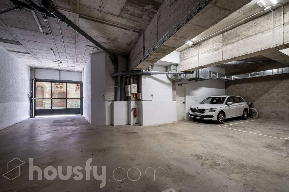 Housfy vende 🏡 luminoso piso de 85 m² útiles en Vilafranca del Penedès. Una vivienda de reciente construcción (2024) que destaca por sus acabados modernos, excelente distribución y gran entrada de luz natural. Distribución * Salón-comedor amplio y luminoso Cocina independiente totalmente equipada 2 Dormitorios 2 Baños completos Equipamiento y acabados * Balcón privado * Plaza de garaje incluida * Trastero * Aire acondicionado y calefacción * Finca con ascensor **Ubicación y entorno** Situado en una zona residencial consolidada de Vilafranca del Penedès, con acceso inmediato a todos los servicios esenciales: transporte público, comercios, supermercados, escuelas y farmacias. Una propiedad impecable, lista para entrar a vivir. Contacta con nosotros para concertar una visita. Aviso legal El precio de venta no incluye gastos de la compraventa como notaría, registro, impuestos, ni tampoco honorarios agencia. Esta publicación no es vinculante. Consulta siempre la nota simple con Housfy antes de formalizar la compraventa. Sobre nosotros Housfy es la plataforma integral de servicios inmobiliarios. Nuestra combinación de expertos y tecnología pone al alcance de todo el mundo servicios cómodos, claros y seguros. AICAT número: 7922. Nos encargamos de la gestión y asesoramiento de la compra. ¡Olvídate de todo! Hacemos los trámites por ti. Y, si además necesitas financiación, ponemos a tu disposición un bróker hipotecario para ayudarte a conseguir las mejores condiciones para tu perfil económico. ¿Quieres visitarla? Contacta con Housfy y agenda tu visita sin compromiso. Más información en: housfy.com-26