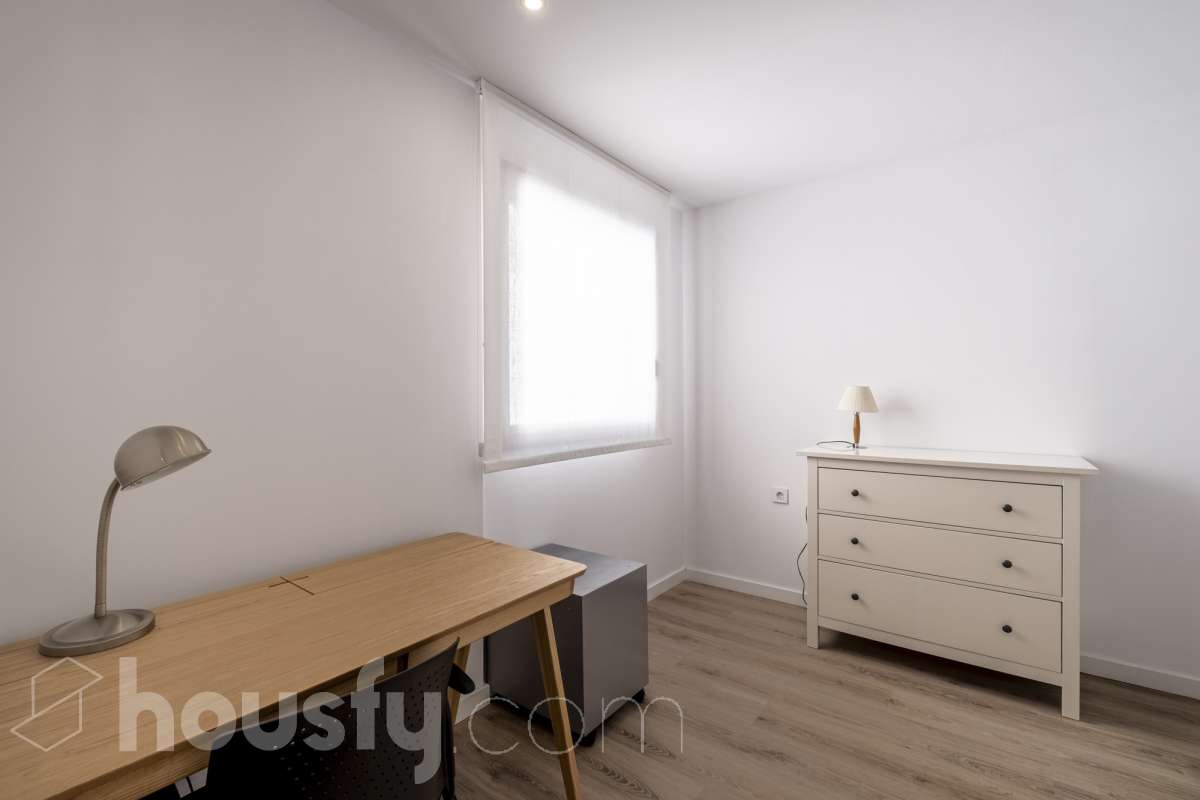 Housfy vende 🏡 luminoso piso de 85 m² útiles en Vilafranca del Penedès. Una vivienda de reciente construcción (2024) que destaca por sus acabados modernos, excelente distribución y gran entrada de luz natural. Distribución * Salón-comedor amplio y luminoso Cocina independiente totalmente equipada 2 Dormitorios 2 Baños completos Equipamiento y acabados * Balcón privado * Plaza de garaje incluida * Trastero * Aire acondicionado y calefacción * Finca con ascensor **Ubicación y entorno** Situado en una zona residencial consolidada de Vilafranca del Penedès, con acceso inmediato a todos los servicios esenciales: transporte público, comercios, supermercados, escuelas y farmacias. Una propiedad impecable, lista para entrar a vivir. Contacta con nosotros para concertar una visita. Aviso legal El precio de venta no incluye gastos de la compraventa como notaría, registro, impuestos, ni tampoco honorarios agencia. Esta publicación no es vinculante. Consulta siempre la nota simple con Housfy antes de formalizar la compraventa. Sobre nosotros Housfy es la plataforma integral de servicios inmobiliarios. Nuestra combinación de expertos y tecnología pone al alcance de todo el mundo servicios cómodos, claros y seguros. AICAT número: 7922. Nos encargamos de la gestión y asesoramiento de la compra. ¡Olvídate de todo! Hacemos los trámites por ti. Y, si además necesitas financiación, ponemos a tu disposición un bróker hipotecario para ayudarte a conseguir las mejores condiciones para tu perfil económico. ¿Quieres visitarla? Contacta con Housfy y agenda tu visita sin compromiso. Más información en: housfy.com-10