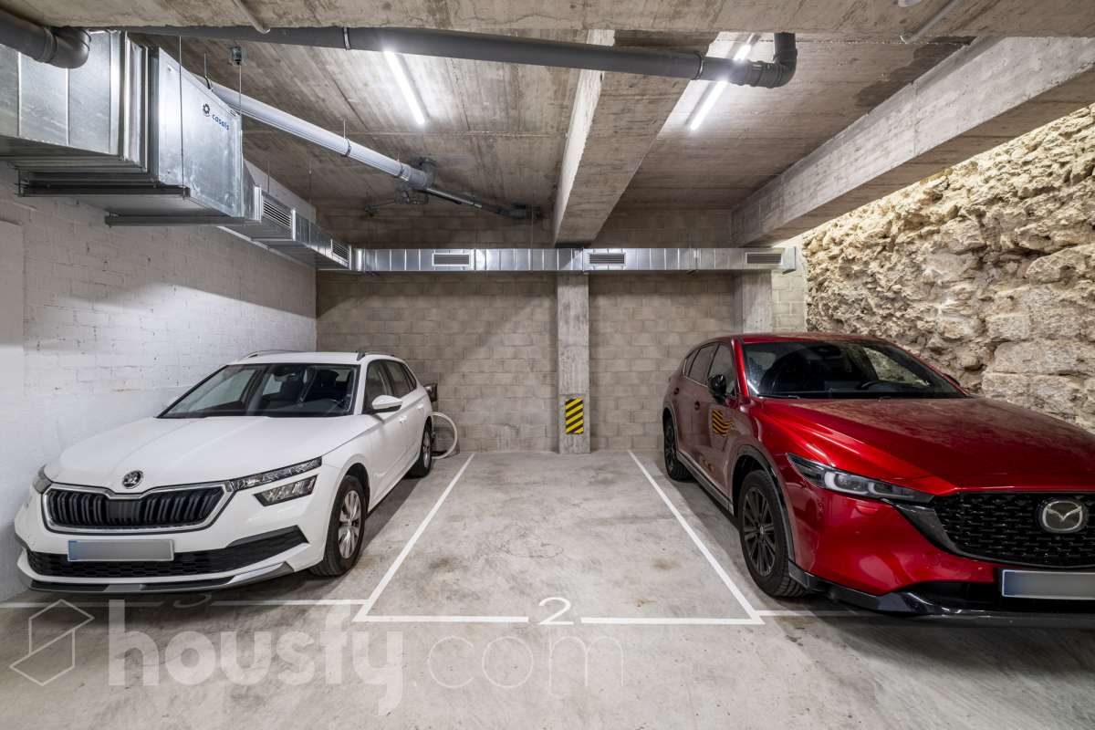 Housfy vende 🏡 luminoso piso de 85 m² útiles en Vilafranca del Penedès. Una vivienda de reciente construcción (2024) que destaca por sus acabados modernos, excelente distribución y gran entrada de luz natural. Distribución * Salón-comedor amplio y luminoso Cocina independiente totalmente equipada 2 Dormitorios 2 Baños completos Equipamiento y acabados * Balcón privado * Plaza de garaje incluida * Trastero * Aire acondicionado y calefacción * Finca con ascensor **Ubicación y entorno** Situado en una zona residencial consolidada de Vilafranca del Penedès, con acceso inmediato a todos los servicios esenciales: transporte público, comercios, supermercados, escuelas y farmacias. Una propiedad impecable, lista para entrar a vivir. Contacta con nosotros para concertar una visita. Aviso legal El precio de venta no incluye gastos de la compraventa como notaría, registro, impuestos, ni tampoco honorarios agencia. Esta publicación no es vinculante. Consulta siempre la nota simple con Housfy antes de formalizar la compraventa. Sobre nosotros Housfy es la plataforma integral de servicios inmobiliarios. Nuestra combinación de expertos y tecnología pone al alcance de todo el mundo servicios cómodos, claros y seguros. AICAT número: 7922. Nos encargamos de la gestión y asesoramiento de la compra. ¡Olvídate de todo! Hacemos los trámites por ti. Y, si además necesitas financiación, ponemos a tu disposición un bróker hipotecario para ayudarte a conseguir las mejores condiciones para tu perfil económico. ¿Quieres visitarla? Contacta con Housfy y agenda tu visita sin compromiso. Más información en: housfy.com-25