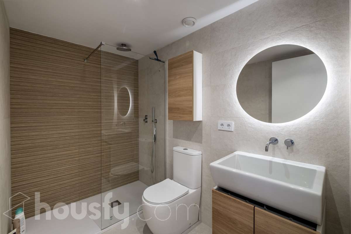 Housfy vende 🏡 luminoso piso de 85 m² útiles en Vilafranca del Penedès. Una vivienda de reciente construcción (2024) que destaca por sus acabados modernos, excelente distribución y gran entrada de luz natural. Distribución * Salón-comedor amplio y luminoso Cocina independiente totalmente equipada 2 Dormitorios 2 Baños completos Equipamiento y acabados * Balcón privado * Plaza de garaje incluida * Trastero * Aire acondicionado y calefacción * Finca con ascensor **Ubicación y entorno** Situado en una zona residencial consolidada de Vilafranca del Penedès, con acceso inmediato a todos los servicios esenciales: transporte público, comercios, supermercados, escuelas y farmacias. Una propiedad impecable, lista para entrar a vivir. Contacta con nosotros para concertar una visita. Aviso legal El precio de venta no incluye gastos de la compraventa como notaría, registro, impuestos, ni tampoco honorarios agencia. Esta publicación no es vinculante. Consulta siempre la nota simple con Housfy antes de formalizar la compraventa. Sobre nosotros Housfy es la plataforma integral de servicios inmobiliarios. Nuestra combinación de expertos y tecnología pone al alcance de todo el mundo servicios cómodos, claros y seguros. AICAT número: 7922. Nos encargamos de la gestión y asesoramiento de la compra. ¡Olvídate de todo! Hacemos los trámites por ti. Y, si además necesitas financiación, ponemos a tu disposición un bróker hipotecario para ayudarte a conseguir las mejores condiciones para tu perfil económico. ¿Quieres visitarla? Contacta con Housfy y agenda tu visita sin compromiso. Más información en: housfy.com-15