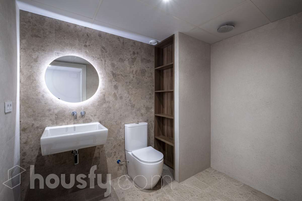 Housfy vende 🏡 luminoso piso de 85 m² útiles en Vilafranca del Penedès. Una vivienda de reciente construcción (2024) que destaca por sus acabados modernos, excelente distribución y gran entrada de luz natural. Distribución * Salón-comedor amplio y luminoso Cocina independiente totalmente equipada 2 Dormitorios 2 Baños completos Equipamiento y acabados * Balcón privado * Plaza de garaje incluida * Trastero * Aire acondicionado y calefacción * Finca con ascensor **Ubicación y entorno** Situado en una zona residencial consolidada de Vilafranca del Penedès, con acceso inmediato a todos los servicios esenciales: transporte público, comercios, supermercados, escuelas y farmacias. Una propiedad impecable, lista para entrar a vivir. Contacta con nosotros para concertar una visita. Aviso legal El precio de venta no incluye gastos de la compraventa como notaría, registro, impuestos, ni tampoco honorarios agencia. Esta publicación no es vinculante. Consulta siempre la nota simple con Housfy antes de formalizar la compraventa. Sobre nosotros Housfy es la plataforma integral de servicios inmobiliarios. Nuestra combinación de expertos y tecnología pone al alcance de todo el mundo servicios cómodos, claros y seguros. AICAT número: 7922. Nos encargamos de la gestión y asesoramiento de la compra. ¡Olvídate de todo! Hacemos los trámites por ti. Y, si además necesitas financiación, ponemos a tu disposición un bróker hipotecario para ayudarte a conseguir las mejores condiciones para tu perfil económico. ¿Quieres visitarla? Contacta con Housfy y agenda tu visita sin compromiso. Más información en: housfy.com-17