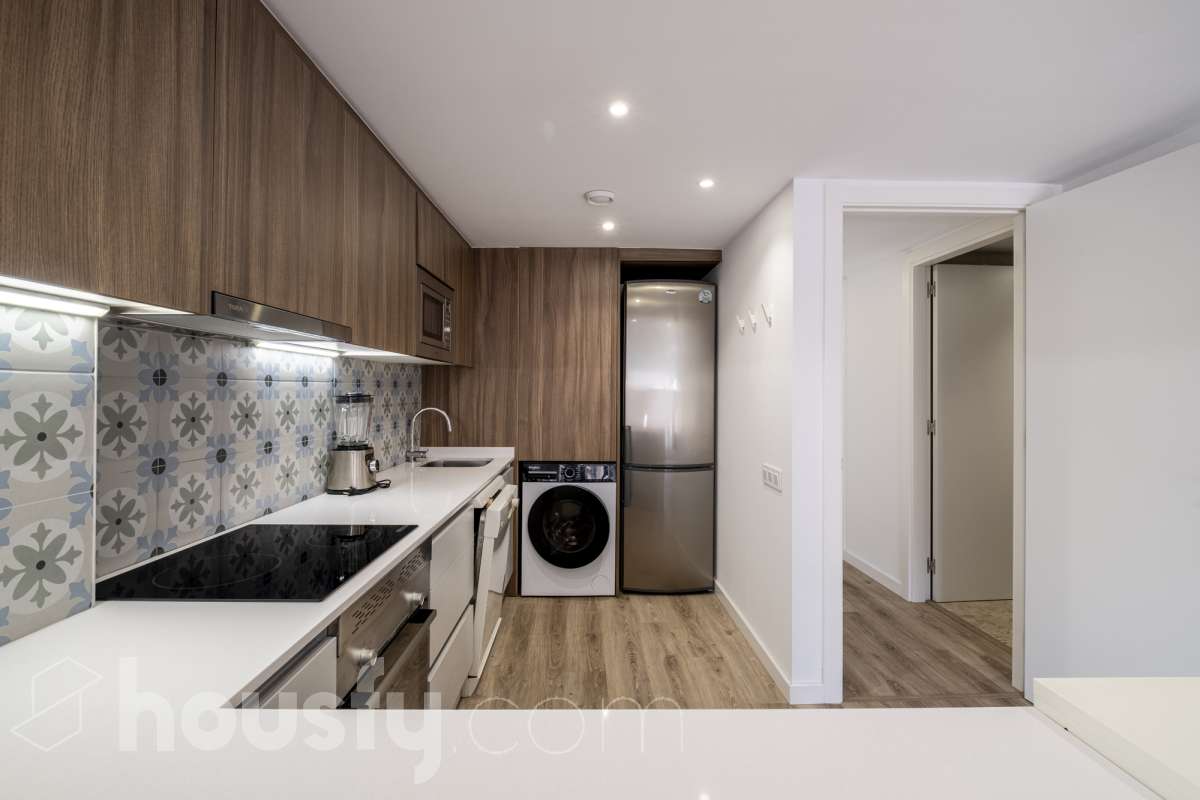 Housfy vende 🏡 luminoso piso de 85 m² útiles en Vilafranca del Penedès. Una vivienda de reciente construcción (2024) que destaca por sus acabados modernos, excelente distribución y gran entrada de luz natural. Distribución * Salón-comedor amplio y luminoso Cocina independiente totalmente equipada 2 Dormitorios 2 Baños completos Equipamiento y acabados * Balcón privado * Plaza de garaje incluida * Trastero * Aire acondicionado y calefacción * Finca con ascensor **Ubicación y entorno** Situado en una zona residencial consolidada de Vilafranca del Penedès, con acceso inmediato a todos los servicios esenciales: transporte público, comercios, supermercados, escuelas y farmacias. Una propiedad impecable, lista para entrar a vivir. Contacta con nosotros para concertar una visita. Aviso legal El precio de venta no incluye gastos de la compraventa como notaría, registro, impuestos, ni tampoco honorarios agencia. Esta publicación no es vinculante. Consulta siempre la nota simple con Housfy antes de formalizar la compraventa. Sobre nosotros Housfy es la plataforma integral de servicios inmobiliarios. Nuestra combinación de expertos y tecnología pone al alcance de todo el mundo servicios cómodos, claros y seguros. AICAT número: 7922. Nos encargamos de la gestión y asesoramiento de la compra. ¡Olvídate de todo! Hacemos los trámites por ti. Y, si además necesitas financiación, ponemos a tu disposición un bróker hipotecario para ayudarte a conseguir las mejores condiciones para tu perfil económico. ¿Quieres visitarla? Contacta con Housfy y agenda tu visita sin compromiso. Más información en: housfy.com-8