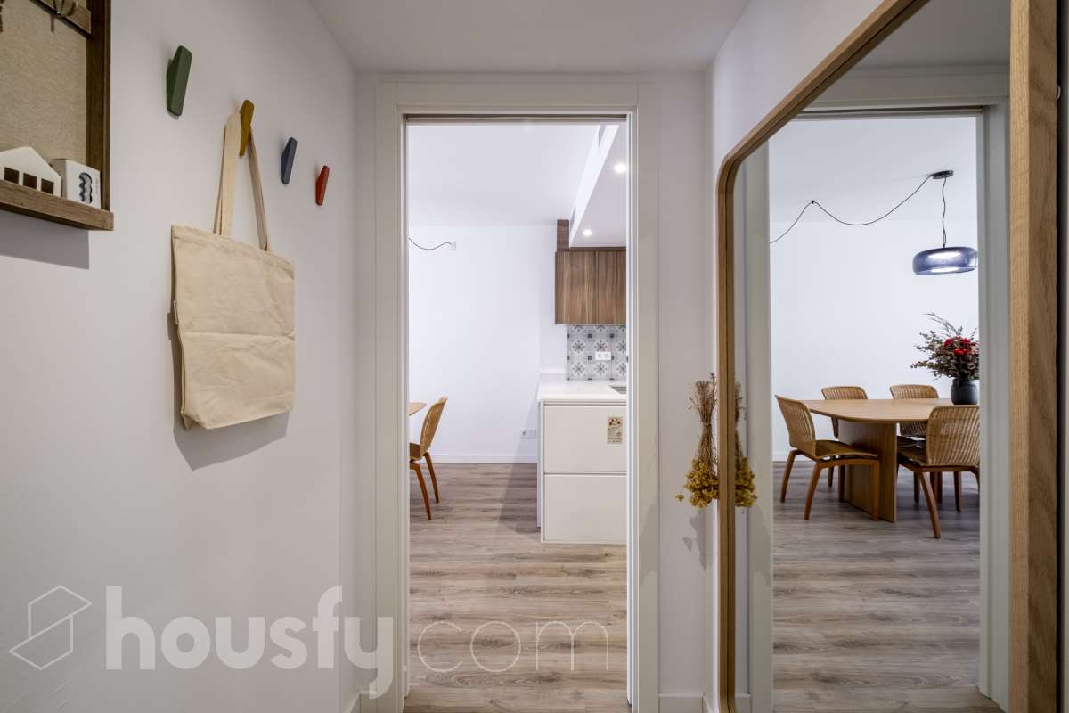 Housfy vende 🏡 luminoso piso de 85 m² útiles en Vilafranca del Penedès. Una vivienda de reciente construcción (2024) que destaca por sus acabados modernos, excelente distribución y gran entrada de luz natural. Distribución * Salón-comedor amplio y luminoso Cocina independiente totalmente equipada 2 Dormitorios 2 Baños completos Equipamiento y acabados * Balcón privado * Plaza de garaje incluida * Trastero * Aire acondicionado y calefacción * Finca con ascensor **Ubicación y entorno** Situado en una zona residencial consolidada de Vilafranca del Penedès, con acceso inmediato a todos los servicios esenciales: transporte público, comercios, supermercados, escuelas y farmacias. Una propiedad impecable, lista para entrar a vivir. Contacta con nosotros para concertar una visita. Aviso legal El precio de venta no incluye gastos de la compraventa como notaría, registro, impuestos, ni tampoco honorarios agencia. Esta publicación no es vinculante. Consulta siempre la nota simple con Housfy antes de formalizar la compraventa. Sobre nosotros Housfy es la plataforma integral de servicios inmobiliarios. Nuestra combinación de expertos y tecnología pone al alcance de todo el mundo servicios cómodos, claros y seguros. AICAT número: 7922. Nos encargamos de la gestión y asesoramiento de la compra. ¡Olvídate de todo! Hacemos los trámites por ti. Y, si además necesitas financiación, ponemos a tu disposición un bróker hipotecario para ayudarte a conseguir las mejores condiciones para tu perfil económico. ¿Quieres visitarla? Contacta con Housfy y agenda tu visita sin compromiso. Más información en: housfy.com-23
