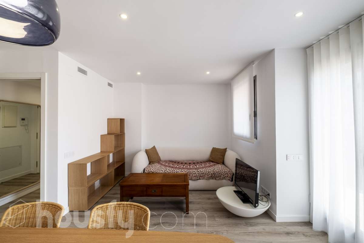 Housfy vende 🏡 luminoso piso de 85 m² útiles en Vilafranca del Penedès. Una vivienda de reciente construcción (2024) que destaca por sus acabados modernos, excelente distribución y gran entrada de luz natural. Distribución * Salón-comedor amplio y luminoso Cocina independiente totalmente equipada 2 Dormitorios 2 Baños completos Equipamiento y acabados * Balcón privado * Plaza de garaje incluida * Trastero * Aire acondicionado y calefacción * Finca con ascensor **Ubicación y entorno** Situado en una zona residencial consolidada de Vilafranca del Penedès, con acceso inmediato a todos los servicios esenciales: transporte público, comercios, supermercados, escuelas y farmacias. Una propiedad impecable, lista para entrar a vivir. Contacta con nosotros para concertar una visita. Aviso legal El precio de venta no incluye gastos de la compraventa como notaría, registro, impuestos, ni tampoco honorarios agencia. Esta publicación no es vinculante. Consulta siempre la nota simple con Housfy antes de formalizar la compraventa. Sobre nosotros Housfy es la plataforma integral de servicios inmobiliarios. Nuestra combinación de expertos y tecnología pone al alcance de todo el mundo servicios cómodos, claros y seguros. AICAT número: 7922. Nos encargamos de la gestión y asesoramiento de la compra. ¡Olvídate de todo! Hacemos los trámites por ti. Y, si además necesitas financiación, ponemos a tu disposición un bróker hipotecario para ayudarte a conseguir las mejores condiciones para tu perfil económico. ¿Quieres visitarla? Contacta con Housfy y agenda tu visita sin compromiso. Más información en: housfy.com-19