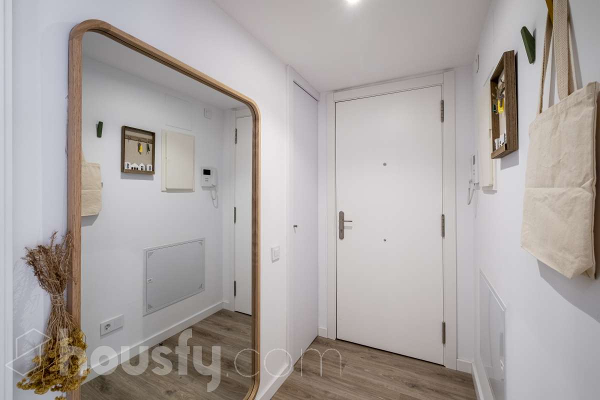 Housfy vende 🏡 luminoso piso de 85 m² útiles en Vilafranca del Penedès. Una vivienda de reciente construcción (2024) que destaca por sus acabados modernos, excelente distribución y gran entrada de luz natural. Distribución * Salón-comedor amplio y luminoso Cocina independiente totalmente equipada 2 Dormitorios 2 Baños completos Equipamiento y acabados * Balcón privado * Plaza de garaje incluida * Trastero * Aire acondicionado y calefacción * Finca con ascensor **Ubicación y entorno** Situado en una zona residencial consolidada de Vilafranca del Penedès, con acceso inmediato a todos los servicios esenciales: transporte público, comercios, supermercados, escuelas y farmacias. Una propiedad impecable, lista para entrar a vivir. Contacta con nosotros para concertar una visita. Aviso legal El precio de venta no incluye gastos de la compraventa como notaría, registro, impuestos, ni tampoco honorarios agencia. Esta publicación no es vinculante. Consulta siempre la nota simple con Housfy antes de formalizar la compraventa. Sobre nosotros Housfy es la plataforma integral de servicios inmobiliarios. Nuestra combinación de expertos y tecnología pone al alcance de todo el mundo servicios cómodos, claros y seguros. AICAT número: 7922. Nos encargamos de la gestión y asesoramiento de la compra. ¡Olvídate de todo! Hacemos los trámites por ti. Y, si además necesitas financiación, ponemos a tu disposición un bróker hipotecario para ayudarte a conseguir las mejores condiciones para tu perfil económico. ¿Quieres visitarla? Contacta con Housfy y agenda tu visita sin compromiso. Más información en: housfy.com-24