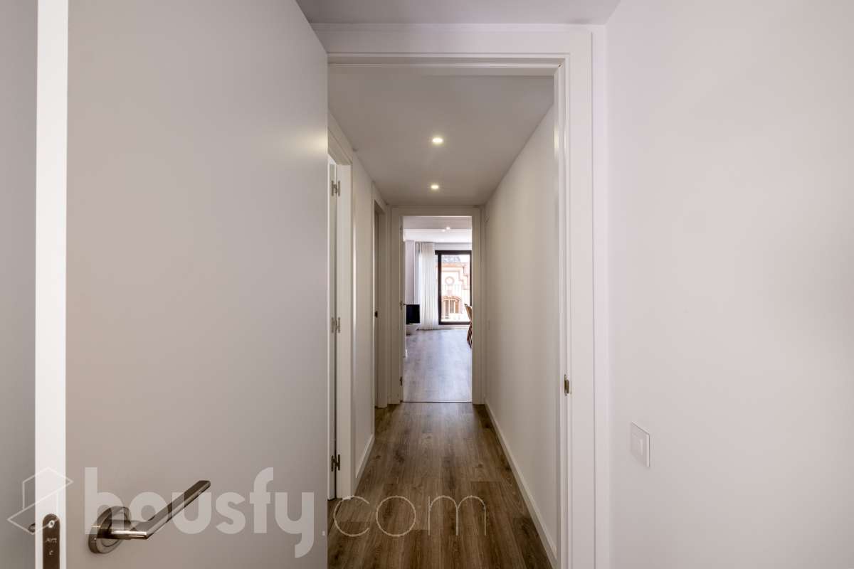 Housfy vende 🏡 luminoso piso de 85 m² útiles en Vilafranca del Penedès. Una vivienda de reciente construcción (2024) que destaca por sus acabados modernos, excelente distribución y gran entrada de luz natural. Distribución * Salón-comedor amplio y luminoso Cocina independiente totalmente equipada 2 Dormitorios 2 Baños completos Equipamiento y acabados * Balcón privado * Plaza de garaje incluida * Trastero * Aire acondicionado y calefacción * Finca con ascensor **Ubicación y entorno** Situado en una zona residencial consolidada de Vilafranca del Penedès, con acceso inmediato a todos los servicios esenciales: transporte público, comercios, supermercados, escuelas y farmacias. Una propiedad impecable, lista para entrar a vivir. Contacta con nosotros para concertar una visita. Aviso legal El precio de venta no incluye gastos de la compraventa como notaría, registro, impuestos, ni tampoco honorarios agencia. Esta publicación no es vinculante. Consulta siempre la nota simple con Housfy antes de formalizar la compraventa. Sobre nosotros Housfy es la plataforma integral de servicios inmobiliarios. Nuestra combinación de expertos y tecnología pone al alcance de todo el mundo servicios cómodos, claros y seguros. AICAT número: 7922. Nos encargamos de la gestión y asesoramiento de la compra. ¡Olvídate de todo! Hacemos los trámites por ti. Y, si además necesitas financiación, ponemos a tu disposición un bróker hipotecario para ayudarte a conseguir las mejores condiciones para tu perfil económico. ¿Quieres visitarla? Contacta con Housfy y agenda tu visita sin compromiso. Más información en: housfy.com-29
