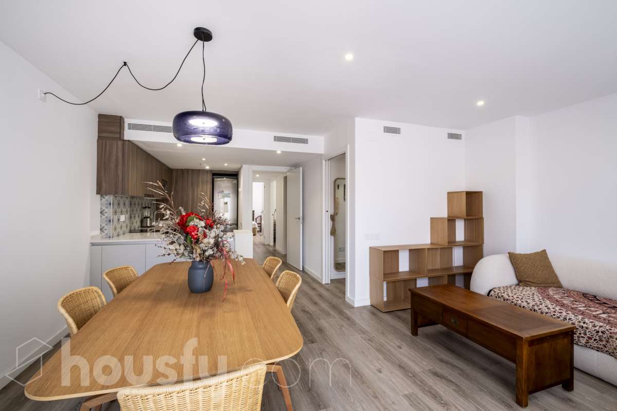 Housfy vende 🏡 luminoso piso de 85 m² útiles en Vilafranca del Penedès. Una vivienda de reciente construcción (2024) que destaca por sus acabados modernos, excelente distribución y gran entrada de luz natural. Distribución * Salón-comedor amplio y luminoso Cocina independiente totalmente equipada 2 Dormitorios 2 Baños completos Equipamiento y acabados * Balcón privado * Plaza de garaje incluida * Trastero * Aire acondicionado y calefacción * Finca con ascensor **Ubicación y entorno** Situado en una zona residencial consolidada de Vilafranca del Penedès, con acceso inmediato a todos los servicios esenciales: transporte público, comercios, supermercados, escuelas y farmacias. Una propiedad impecable, lista para entrar a vivir. Contacta con nosotros para concertar una visita. Aviso legal El precio de venta no incluye gastos de la compraventa como notaría, registro, impuestos, ni tampoco honorarios agencia. Esta publicación no es vinculante. Consulta siempre la nota simple con Housfy antes de formalizar la compraventa. Sobre nosotros Housfy es la plataforma integral de servicios inmobiliarios. Nuestra combinación de expertos y tecnología pone al alcance de todo el mundo servicios cómodos, claros y seguros. AICAT número: 7922. Nos encargamos de la gestión y asesoramiento de la compra. ¡Olvídate de todo! Hacemos los trámites por ti. Y, si además necesitas financiación, ponemos a tu disposición un bróker hipotecario para ayudarte a conseguir las mejores condiciones para tu perfil económico. ¿Quieres visitarla? Contacta con Housfy y agenda tu visita sin compromiso. Más información en: housfy.com-18