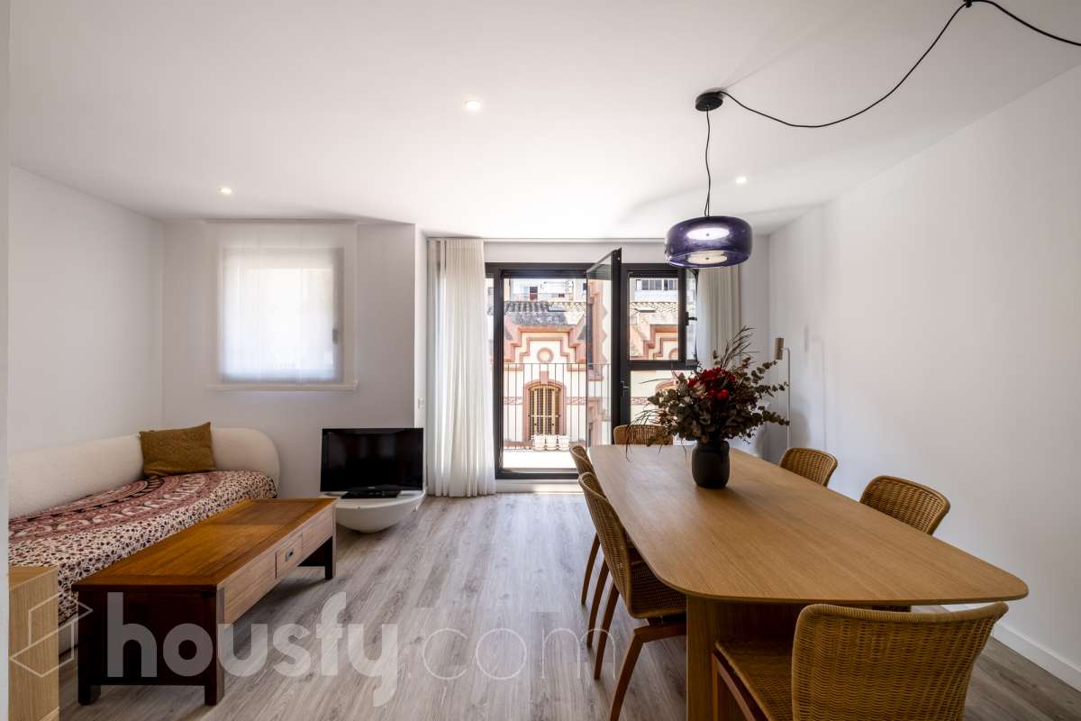 Housfy vende 🏡 luminoso piso de 85 m² útiles en Vilafranca del Penedès. Una vivienda de reciente construcción (2024) que destaca por sus acabados modernos, excelente distribución y gran entrada de luz natural. Distribución * Salón-comedor amplio y luminoso Cocina independiente totalmente equipada 2 Dormitorios 2 Baños completos Equipamiento y acabados * Balcón privado * Plaza de garaje incluida * Trastero * Aire acondicionado y calefacción * Finca con ascensor **Ubicación y entorno** Situado en una zona residencial consolidada de Vilafranca del Penedès, con acceso inmediato a todos los servicios esenciales: transporte público, comercios, supermercados, escuelas y farmacias. Una propiedad impecable, lista para entrar a vivir. Contacta con nosotros para concertar una visita. Aviso legal El precio de venta no incluye gastos de la compraventa como notaría, registro, impuestos, ni tampoco honorarios agencia. Esta publicación no es vinculante. Consulta siempre la nota simple con Housfy antes de formalizar la compraventa. Sobre nosotros Housfy es la plataforma integral de servicios inmobiliarios. Nuestra combinación de expertos y tecnología pone al alcance de todo el mundo servicios cómodos, claros y seguros. AICAT número: 7922. Nos encargamos de la gestión y asesoramiento de la compra. ¡Olvídate de todo! Hacemos los trámites por ti. Y, si además necesitas financiación, ponemos a tu disposición un bróker hipotecario para ayudarte a conseguir las mejores condiciones para tu perfil económico. ¿Quieres visitarla? Contacta con Housfy y agenda tu visita sin compromiso. Más información en: housfy.com-22