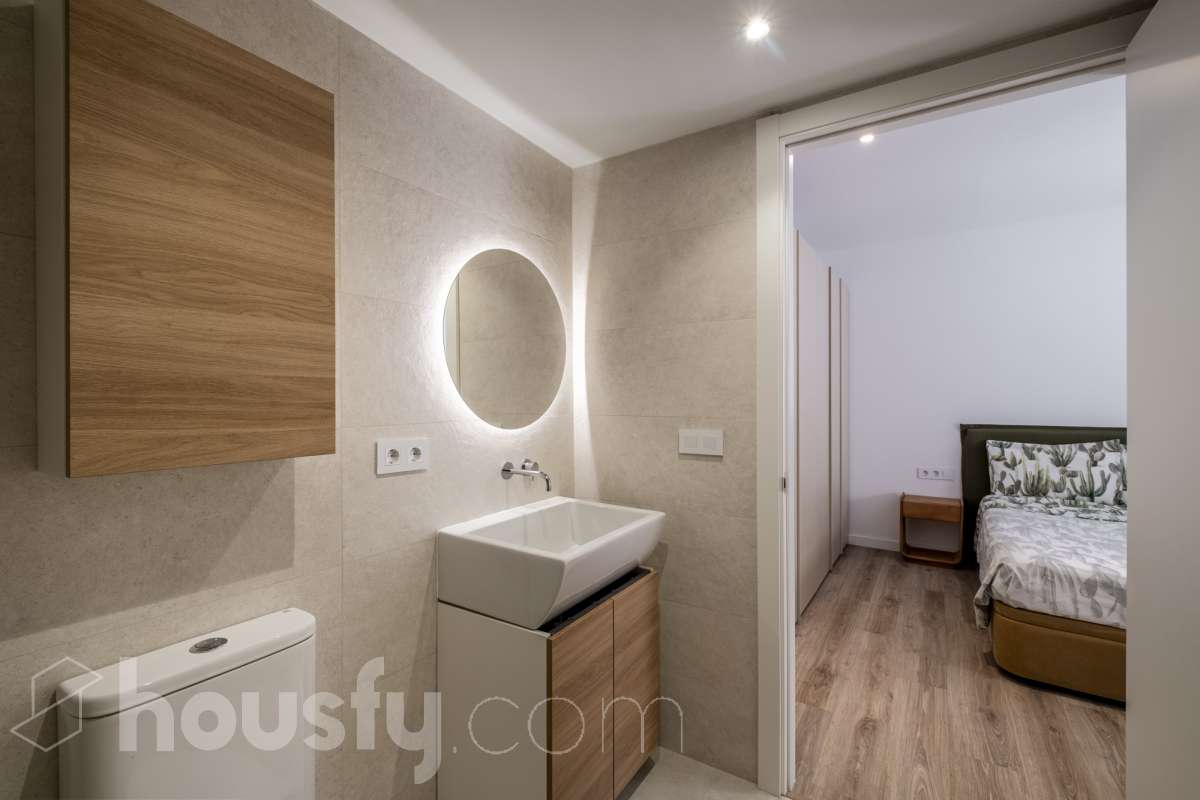 Housfy vende 🏡 luminoso piso de 85 m² útiles en Vilafranca del Penedès. Una vivienda de reciente construcción (2024) que destaca por sus acabados modernos, excelente distribución y gran entrada de luz natural. Distribución * Salón-comedor amplio y luminoso Cocina independiente totalmente equipada 2 Dormitorios 2 Baños completos Equipamiento y acabados * Balcón privado * Plaza de garaje incluida * Trastero * Aire acondicionado y calefacción * Finca con ascensor **Ubicación y entorno** Situado en una zona residencial consolidada de Vilafranca del Penedès, con acceso inmediato a todos los servicios esenciales: transporte público, comercios, supermercados, escuelas y farmacias. Una propiedad impecable, lista para entrar a vivir. Contacta con nosotros para concertar una visita. Aviso legal El precio de venta no incluye gastos de la compraventa como notaría, registro, impuestos, ni tampoco honorarios agencia. Esta publicación no es vinculante. Consulta siempre la nota simple con Housfy antes de formalizar la compraventa. Sobre nosotros Housfy es la plataforma integral de servicios inmobiliarios. Nuestra combinación de expertos y tecnología pone al alcance de todo el mundo servicios cómodos, claros y seguros. AICAT número: 7922. Nos encargamos de la gestión y asesoramiento de la compra. ¡Olvídate de todo! Hacemos los trámites por ti. Y, si además necesitas financiación, ponemos a tu disposición un bróker hipotecario para ayudarte a conseguir las mejores condiciones para tu perfil económico. ¿Quieres visitarla? Contacta con Housfy y agenda tu visita sin compromiso. Más información en: housfy.com-16