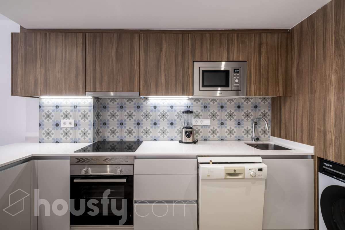 Housfy vende 🏡 luminoso piso de 85 m² útiles en Vilafranca del Penedès. Una vivienda de reciente construcción (2024) que destaca por sus acabados modernos, excelente distribución y gran entrada de luz natural. Distribución * Salón-comedor amplio y luminoso Cocina independiente totalmente equipada 2 Dormitorios 2 Baños completos Equipamiento y acabados * Balcón privado * Plaza de garaje incluida * Trastero * Aire acondicionado y calefacción * Finca con ascensor **Ubicación y entorno** Situado en una zona residencial consolidada de Vilafranca del Penedès, con acceso inmediato a todos los servicios esenciales: transporte público, comercios, supermercados, escuelas y farmacias. Una propiedad impecable, lista para entrar a vivir. Contacta con nosotros para concertar una visita. Aviso legal El precio de venta no incluye gastos de la compraventa como notaría, registro, impuestos, ni tampoco honorarios agencia. Esta publicación no es vinculante. Consulta siempre la nota simple con Housfy antes de formalizar la compraventa. Sobre nosotros Housfy es la plataforma integral de servicios inmobiliarios. Nuestra combinación de expertos y tecnología pone al alcance de todo el mundo servicios cómodos, claros y seguros. AICAT número: 7922. Nos encargamos de la gestión y asesoramiento de la compra. ¡Olvídate de todo! Hacemos los trámites por ti. Y, si además necesitas financiación, ponemos a tu disposición un bróker hipotecario para ayudarte a conseguir las mejores condiciones para tu perfil económico. ¿Quieres visitarla? Contacta con Housfy y agenda tu visita sin compromiso. Más información en: housfy.com-7