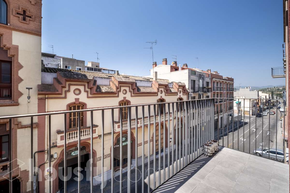Housfy vende 🏡 luminoso piso de 85 m² útiles en Vilafranca del Penedès. Una vivienda de reciente construcción (2024) que destaca por sus acabados modernos, excelente distribución y gran entrada de luz natural. Distribución * Salón-comedor amplio y luminoso Cocina independiente totalmente equipada 2 Dormitorios 2 Baños completos Equipamiento y acabados * Balcón privado * Plaza de garaje incluida * Trastero * Aire acondicionado y calefacción * Finca con ascensor **Ubicación y entorno** Situado en una zona residencial consolidada de Vilafranca del Penedès, con acceso inmediato a todos los servicios esenciales: transporte público, comercios, supermercados, escuelas y farmacias. Una propiedad impecable, lista para entrar a vivir. Contacta con nosotros para concertar una visita. Aviso legal El precio de venta no incluye gastos de la compraventa como notaría, registro, impuestos, ni tampoco honorarios agencia. Esta publicación no es vinculante. Consulta siempre la nota simple con Housfy antes de formalizar la compraventa. Sobre nosotros Housfy es la plataforma integral de servicios inmobiliarios. Nuestra combinación de expertos y tecnología pone al alcance de todo el mundo servicios cómodos, claros y seguros. AICAT número: 7922. Nos encargamos de la gestión y asesoramiento de la compra. ¡Olvídate de todo! Hacemos los trámites por ti. Y, si además necesitas financiación, ponemos a tu disposición un bróker hipotecario para ayudarte a conseguir las mejores condiciones para tu perfil económico. ¿Quieres visitarla? Contacta con Housfy y agenda tu visita sin compromiso. Más información en: housfy.com-5