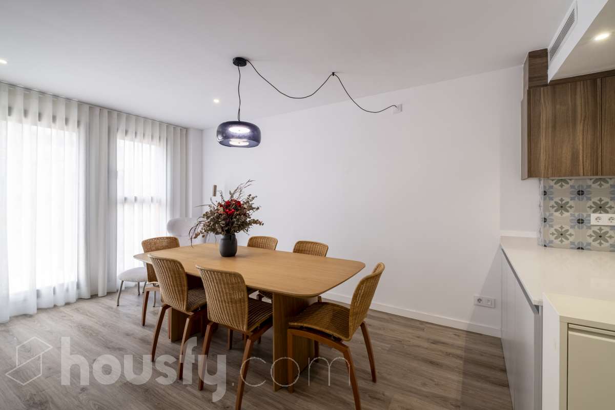 Housfy vende 🏡 luminoso piso de 85 m² útiles en Vilafranca del Penedès. Una vivienda de reciente construcción (2024) que destaca por sus acabados modernos, excelente distribución y gran entrada de luz natural. Distribución * Salón-comedor amplio y luminoso Cocina independiente totalmente equipada 2 Dormitorios 2 Baños completos Equipamiento y acabados * Balcón privado * Plaza de garaje incluida * Trastero * Aire acondicionado y calefacción * Finca con ascensor **Ubicación y entorno** Situado en una zona residencial consolidada de Vilafranca del Penedès, con acceso inmediato a todos los servicios esenciales: transporte público, comercios, supermercados, escuelas y farmacias. Una propiedad impecable, lista para entrar a vivir. Contacta con nosotros para concertar una visita. Aviso legal El precio de venta no incluye gastos de la compraventa como notaría, registro, impuestos, ni tampoco honorarios agencia. Esta publicación no es vinculante. Consulta siempre la nota simple con Housfy antes de formalizar la compraventa. Sobre nosotros Housfy es la plataforma integral de servicios inmobiliarios. Nuestra combinación de expertos y tecnología pone al alcance de todo el mundo servicios cómodos, claros y seguros. AICAT número: 7922. Nos encargamos de la gestión y asesoramiento de la compra. ¡Olvídate de todo! Hacemos los trámites por ti. Y, si además necesitas financiación, ponemos a tu disposición un bróker hipotecario para ayudarte a conseguir las mejores condiciones para tu perfil económico. ¿Quieres visitarla? Contacta con Housfy y agenda tu visita sin compromiso. Más información en: housfy.com-3