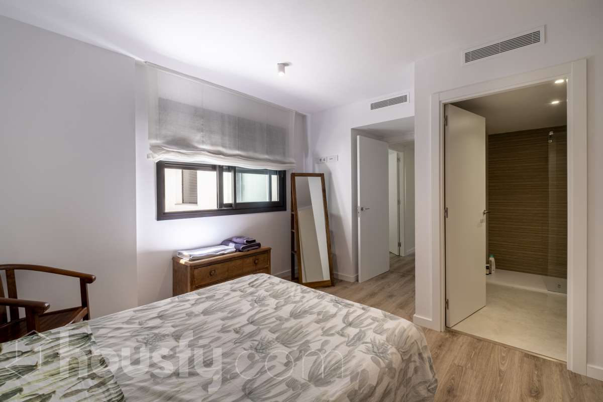 Housfy vende 🏡 luminoso piso de 85 m² útiles en Vilafranca del Penedès. Una vivienda de reciente construcción (2024) que destaca por sus acabados modernos, excelente distribución y gran entrada de luz natural. Distribución * Salón-comedor amplio y luminoso Cocina independiente totalmente equipada 2 Dormitorios 2 Baños completos Equipamiento y acabados * Balcón privado * Plaza de garaje incluida * Trastero * Aire acondicionado y calefacción * Finca con ascensor **Ubicación y entorno** Situado en una zona residencial consolidada de Vilafranca del Penedès, con acceso inmediato a todos los servicios esenciales: transporte público, comercios, supermercados, escuelas y farmacias. Una propiedad impecable, lista para entrar a vivir. Contacta con nosotros para concertar una visita. Aviso legal El precio de venta no incluye gastos de la compraventa como notaría, registro, impuestos, ni tampoco honorarios agencia. Esta publicación no es vinculante. Consulta siempre la nota simple con Housfy antes de formalizar la compraventa. Sobre nosotros Housfy es la plataforma integral de servicios inmobiliarios. Nuestra combinación de expertos y tecnología pone al alcance de todo el mundo servicios cómodos, claros y seguros. AICAT número: 7922. Nos encargamos de la gestión y asesoramiento de la compra. ¡Olvídate de todo! Hacemos los trámites por ti. Y, si además necesitas financiación, ponemos a tu disposición un bróker hipotecario para ayudarte a conseguir las mejores condiciones para tu perfil económico. ¿Quieres visitarla? Contacta con Housfy y agenda tu visita sin compromiso. Más información en: housfy.com-14