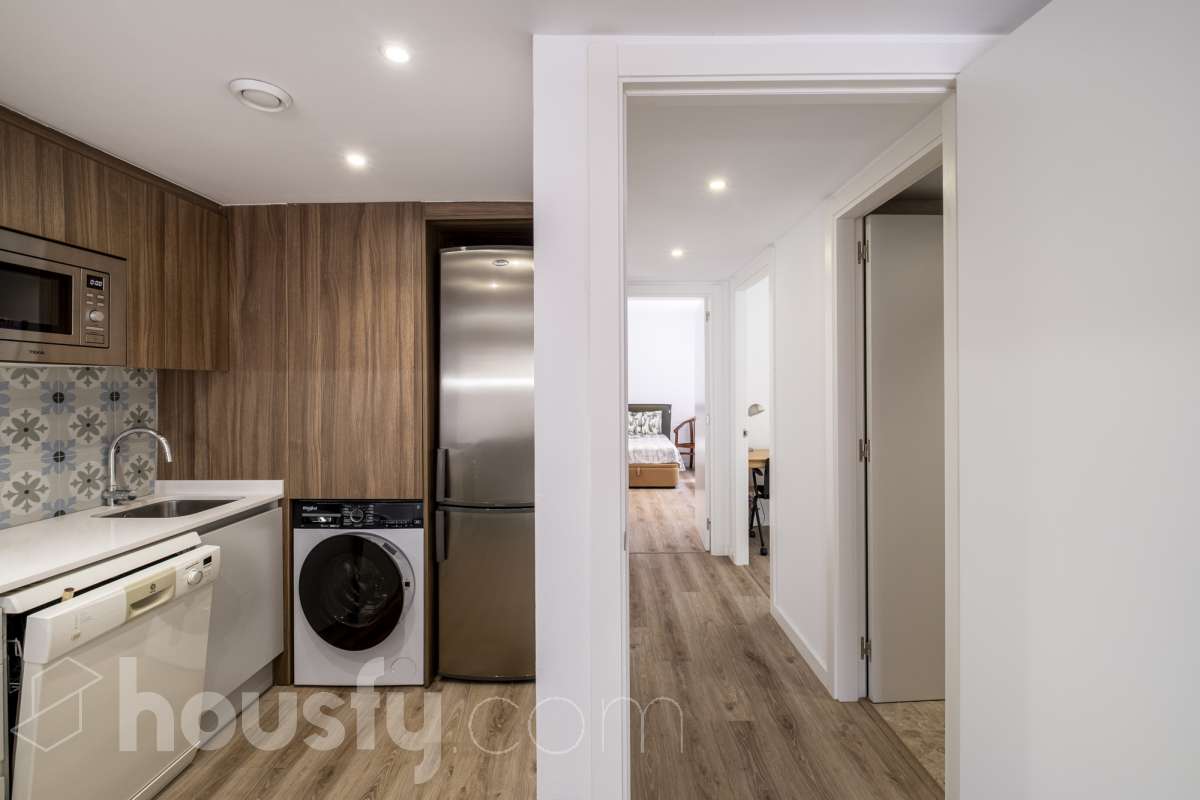 Housfy vende 🏡 luminoso piso de 85 m² útiles en Vilafranca del Penedès. Una vivienda de reciente construcción (2024) que destaca por sus acabados modernos, excelente distribución y gran entrada de luz natural. Distribución * Salón-comedor amplio y luminoso Cocina independiente totalmente equipada 2 Dormitorios 2 Baños completos Equipamiento y acabados * Balcón privado * Plaza de garaje incluida * Trastero * Aire acondicionado y calefacción * Finca con ascensor **Ubicación y entorno** Situado en una zona residencial consolidada de Vilafranca del Penedès, con acceso inmediato a todos los servicios esenciales: transporte público, comercios, supermercados, escuelas y farmacias. Una propiedad impecable, lista para entrar a vivir. Contacta con nosotros para concertar una visita. Aviso legal El precio de venta no incluye gastos de la compraventa como notaría, registro, impuestos, ni tampoco honorarios agencia. Esta publicación no es vinculante. Consulta siempre la nota simple con Housfy antes de formalizar la compraventa. Sobre nosotros Housfy es la plataforma integral de servicios inmobiliarios. Nuestra combinación de expertos y tecnología pone al alcance de todo el mundo servicios cómodos, claros y seguros. AICAT número: 7922. Nos encargamos de la gestión y asesoramiento de la compra. ¡Olvídate de todo! Hacemos los trámites por ti. Y, si además necesitas financiación, ponemos a tu disposición un bróker hipotecario para ayudarte a conseguir las mejores condiciones para tu perfil económico. ¿Quieres visitarla? Contacta con Housfy y agenda tu visita sin compromiso. Más información en: housfy.com-28