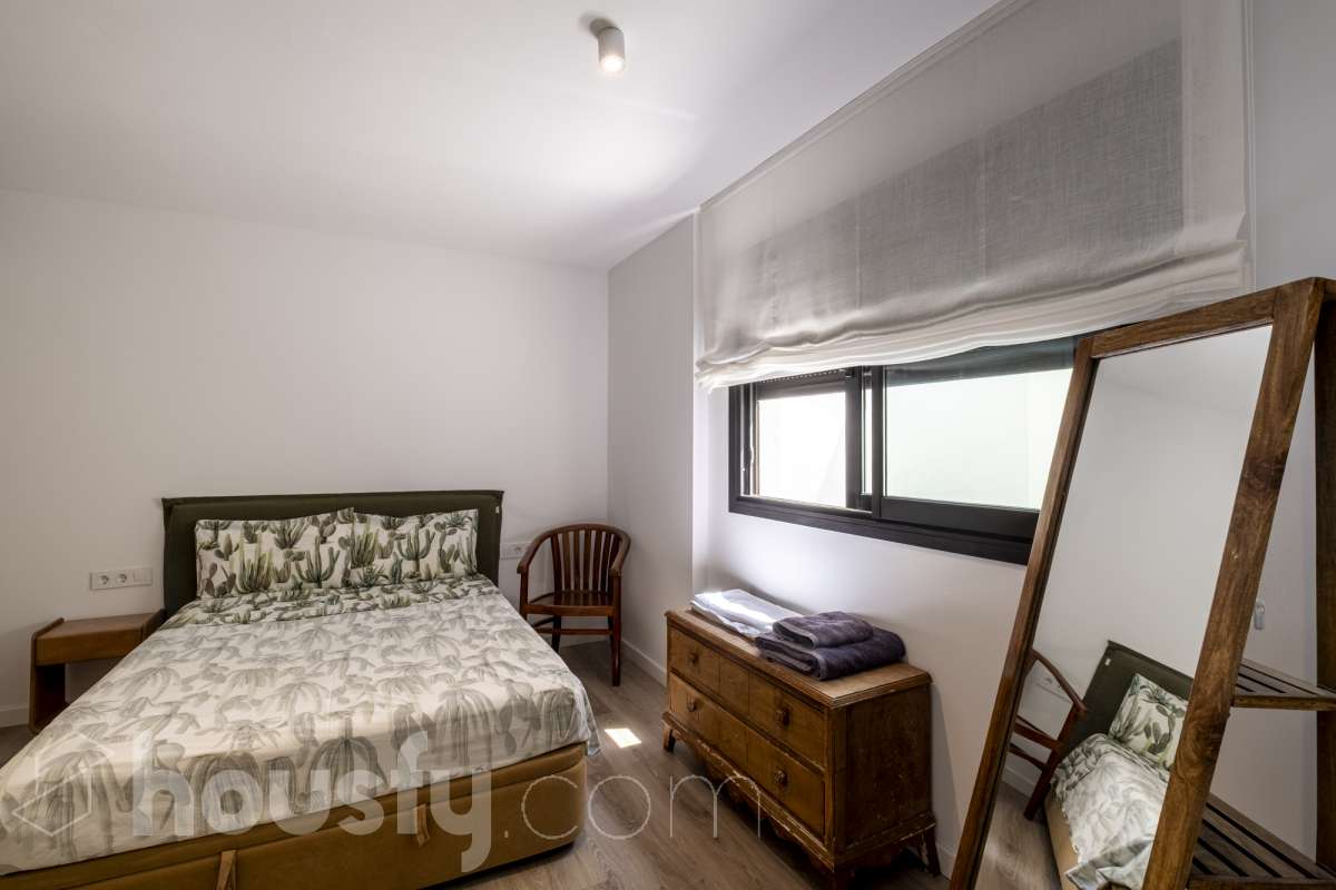 Housfy vende 🏡 luminoso piso de 85 m² útiles en Vilafranca del Penedès. Una vivienda de reciente construcción (2024) que destaca por sus acabados modernos, excelente distribución y gran entrada de luz natural. Distribución * Salón-comedor amplio y luminoso Cocina independiente totalmente equipada 2 Dormitorios 2 Baños completos Equipamiento y acabados * Balcón privado * Plaza de garaje incluida * Trastero * Aire acondicionado y calefacción * Finca con ascensor **Ubicación y entorno** Situado en una zona residencial consolidada de Vilafranca del Penedès, con acceso inmediato a todos los servicios esenciales: transporte público, comercios, supermercados, escuelas y farmacias. Una propiedad impecable, lista para entrar a vivir. Contacta con nosotros para concertar una visita. Aviso legal El precio de venta no incluye gastos de la compraventa como notaría, registro, impuestos, ni tampoco honorarios agencia. Esta publicación no es vinculante. Consulta siempre la nota simple con Housfy antes de formalizar la compraventa. Sobre nosotros Housfy es la plataforma integral de servicios inmobiliarios. Nuestra combinación de expertos y tecnología pone al alcance de todo el mundo servicios cómodos, claros y seguros. AICAT número: 7922. Nos encargamos de la gestión y asesoramiento de la compra. ¡Olvídate de todo! Hacemos los trámites por ti. Y, si además necesitas financiación, ponemos a tu disposición un bróker hipotecario para ayudarte a conseguir las mejores condiciones para tu perfil económico. ¿Quieres visitarla? Contacta con Housfy y agenda tu visita sin compromiso. Más información en: housfy.com-11