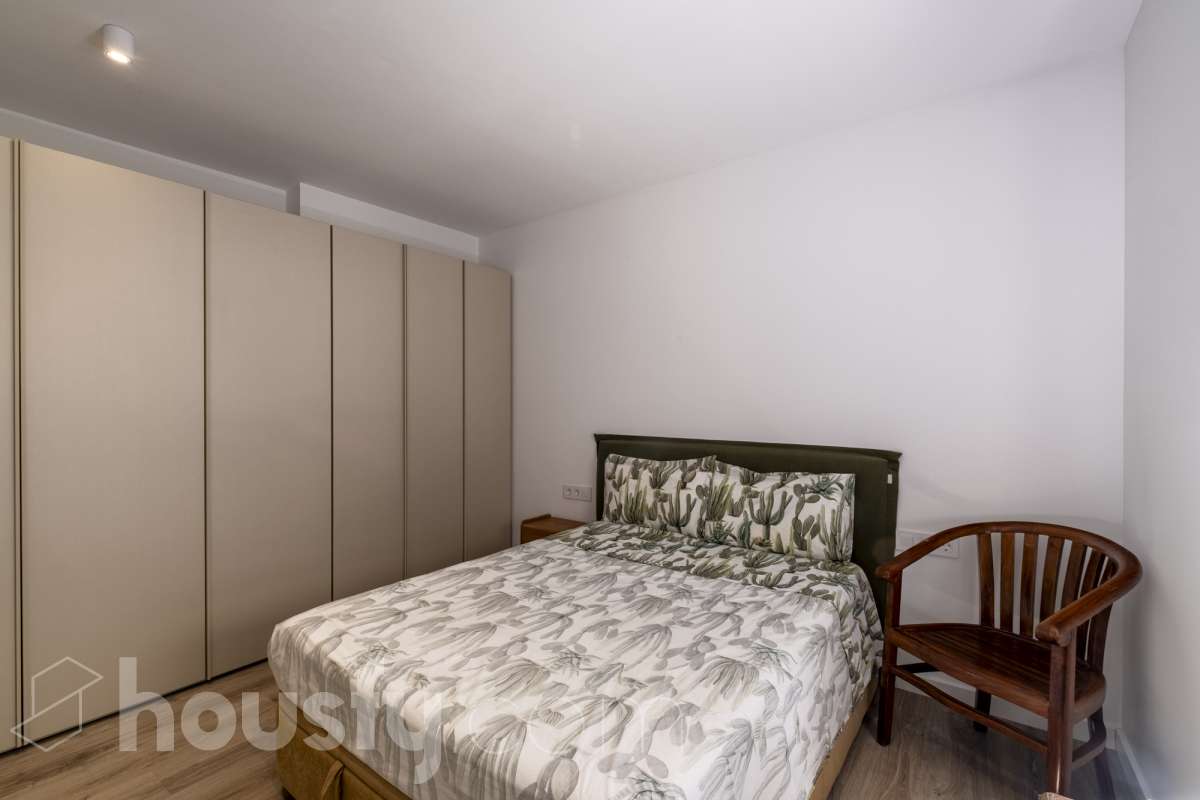 Housfy vende 🏡 luminoso piso de 85 m² útiles en Vilafranca del Penedès. Una vivienda de reciente construcción (2024) que destaca por sus acabados modernos, excelente distribución y gran entrada de luz natural. Distribución * Salón-comedor amplio y luminoso Cocina independiente totalmente equipada 2 Dormitorios 2 Baños completos Equipamiento y acabados * Balcón privado * Plaza de garaje incluida * Trastero * Aire acondicionado y calefacción * Finca con ascensor **Ubicación y entorno** Situado en una zona residencial consolidada de Vilafranca del Penedès, con acceso inmediato a todos los servicios esenciales: transporte público, comercios, supermercados, escuelas y farmacias. Una propiedad impecable, lista para entrar a vivir. Contacta con nosotros para concertar una visita. Aviso legal El precio de venta no incluye gastos de la compraventa como notaría, registro, impuestos, ni tampoco honorarios agencia. Esta publicación no es vinculante. Consulta siempre la nota simple con Housfy antes de formalizar la compraventa. Sobre nosotros Housfy es la plataforma integral de servicios inmobiliarios. Nuestra combinación de expertos y tecnología pone al alcance de todo el mundo servicios cómodos, claros y seguros. AICAT número: 7922. Nos encargamos de la gestión y asesoramiento de la compra. ¡Olvídate de todo! Hacemos los trámites por ti. Y, si además necesitas financiación, ponemos a tu disposición un bróker hipotecario para ayudarte a conseguir las mejores condiciones para tu perfil económico. ¿Quieres visitarla? Contacta con Housfy y agenda tu visita sin compromiso. Más información en: housfy.com-12