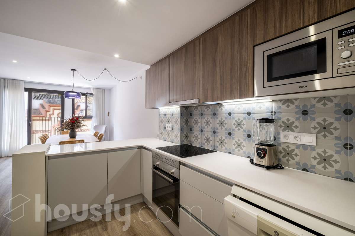 Housfy vende 🏡 luminoso piso de 85 m² útiles en Vilafranca del Penedès. Una vivienda de reciente construcción (2024) que destaca por sus acabados modernos, excelente distribución y gran entrada de luz natural. Distribución * Salón-comedor amplio y luminoso Cocina independiente totalmente equipada 2 Dormitorios 2 Baños completos Equipamiento y acabados * Balcón privado * Plaza de garaje incluida * Trastero * Aire acondicionado y calefacción * Finca con ascensor **Ubicación y entorno** Situado en una zona residencial consolidada de Vilafranca del Penedès, con acceso inmediato a todos los servicios esenciales: transporte público, comercios, supermercados, escuelas y farmacias. Una propiedad impecable, lista para entrar a vivir. Contacta con nosotros para concertar una visita. Aviso legal El precio de venta no incluye gastos de la compraventa como notaría, registro, impuestos, ni tampoco honorarios agencia. Esta publicación no es vinculante. Consulta siempre la nota simple con Housfy antes de formalizar la compraventa. Sobre nosotros Housfy es la plataforma integral de servicios inmobiliarios. Nuestra combinación de expertos y tecnología pone al alcance de todo el mundo servicios cómodos, claros y seguros. AICAT número: 7922. Nos encargamos de la gestión y asesoramiento de la compra. ¡Olvídate de todo! Hacemos los trámites por ti. Y, si además necesitas financiación, ponemos a tu disposición un bróker hipotecario para ayudarte a conseguir las mejores condiciones para tu perfil económico. ¿Quieres visitarla? Contacta con Housfy y agenda tu visita sin compromiso. Más información en: housfy.com-9