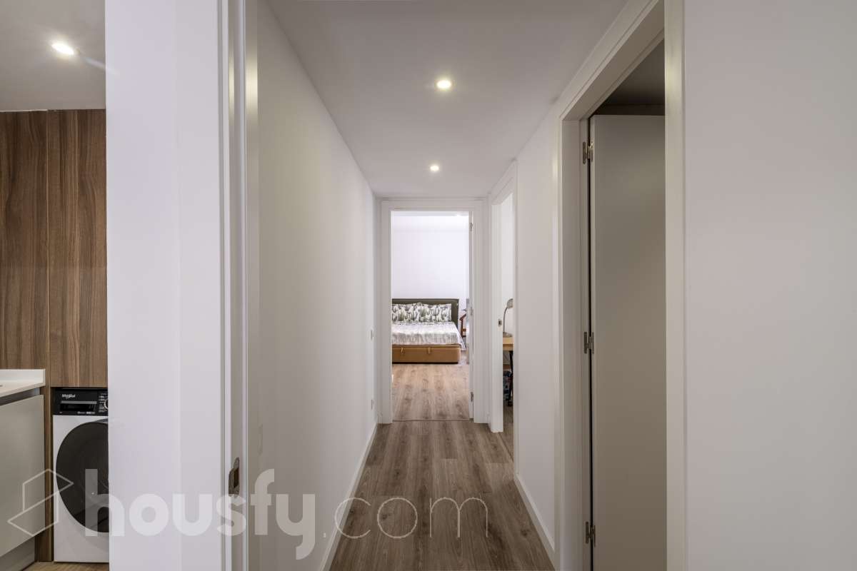 Housfy vende 🏡 luminoso piso de 85 m² útiles en Vilafranca del Penedès. Una vivienda de reciente construcción (2024) que destaca por sus acabados modernos, excelente distribución y gran entrada de luz natural. Distribución * Salón-comedor amplio y luminoso Cocina independiente totalmente equipada 2 Dormitorios 2 Baños completos Equipamiento y acabados * Balcón privado * Plaza de garaje incluida * Trastero * Aire acondicionado y calefacción * Finca con ascensor **Ubicación y entorno** Situado en una zona residencial consolidada de Vilafranca del Penedès, con acceso inmediato a todos los servicios esenciales: transporte público, comercios, supermercados, escuelas y farmacias. Una propiedad impecable, lista para entrar a vivir. Contacta con nosotros para concertar una visita. Aviso legal El precio de venta no incluye gastos de la compraventa como notaría, registro, impuestos, ni tampoco honorarios agencia. Esta publicación no es vinculante. Consulta siempre la nota simple con Housfy antes de formalizar la compraventa. Sobre nosotros Housfy es la plataforma integral de servicios inmobiliarios. Nuestra combinación de expertos y tecnología pone al alcance de todo el mundo servicios cómodos, claros y seguros. AICAT número: 7922. Nos encargamos de la gestión y asesoramiento de la compra. ¡Olvídate de todo! Hacemos los trámites por ti. Y, si además necesitas financiación, ponemos a tu disposición un bróker hipotecario para ayudarte a conseguir las mejores condiciones para tu perfil económico. ¿Quieres visitarla? Contacta con Housfy y agenda tu visita sin compromiso. Más información en: housfy.com-30