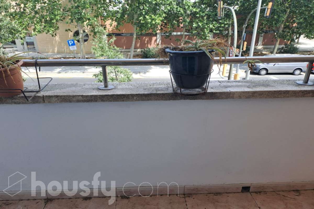 Housfy vende 🏡 fantástico piso ubicado en Vilafranca del Penedès, el cuál consta de 90m2 útiles (verificados con la Dirección General de Catastro). Construido en el año: 2003. Distribución de estancias -Salón-comedor -4 Dormitorios -2 Baños -Cocina equipada Características específicas -Cédula de habitabilidad -Ascensor -Aire acondicionado -Calefacción -Balcón -Plaza de garaje Zona y entorno Respecto a la ubicación, se sitúa en Vilafranca del Penedès, municipio de Barcelona. Esta propiedad se encuentra cerca de transporte público, colegios, supermercados y farmacias. Aviso legal El precio de venta no incluye gastos de la compraventa como notaría, registro, impuestos, ni tampoco honorarios agencia. Esta publicación no es vinculante. Consulta siempre la nota simple con Housfy antes de formalizar la compraventa. Sobre nosotros Housfy es la plataforma integral de servicios inmobiliarios. Nuestra combinación de expertos y tecnología pone al alcance de todo el mundo servicios cómodos, claros y seguros. AICAT número: 7922. Nos encargamos de la gestión y asesoramiento de la compra. ¡Olvídate de todo! Hacemos los trámites por ti. Y, si además necesitas financiación, ponemos a tu disposición un bróker hipotecario para ayudarte a conseguir las mejores condiciones para tu perfil económico. ¿Quieres visitarla? Contacta con Housfy y agenda tu visita sin compromiso. Más información en: housfy.com-25