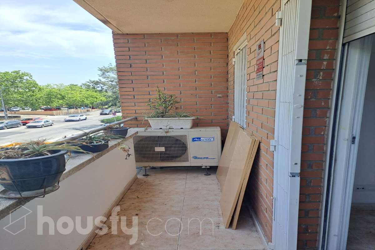 Housfy vende 🏡 fantástico piso ubicado en Vilafranca del Penedès, el cuál consta de 90m2 útiles (verificados con la Dirección General de Catastro). Construido en el año: 2003. Distribución de estancias -Salón-comedor -4 Dormitorios -2 Baños -Cocina equipada Características específicas -Cédula de habitabilidad -Ascensor -Aire acondicionado -Calefacción -Balcón -Plaza de garaje Zona y entorno Respecto a la ubicación, se sitúa en Vilafranca del Penedès, municipio de Barcelona. Esta propiedad se encuentra cerca de transporte público, colegios, supermercados y farmacias. Aviso legal El precio de venta no incluye gastos de la compraventa como notaría, registro, impuestos, ni tampoco honorarios agencia. Esta publicación no es vinculante. Consulta siempre la nota simple con Housfy antes de formalizar la compraventa. Sobre nosotros Housfy es la plataforma integral de servicios inmobiliarios. Nuestra combinación de expertos y tecnología pone al alcance de todo el mundo servicios cómodos, claros y seguros. AICAT número: 7922. Nos encargamos de la gestión y asesoramiento de la compra. ¡Olvídate de todo! Hacemos los trámites por ti. Y, si además necesitas financiación, ponemos a tu disposición un bróker hipotecario para ayudarte a conseguir las mejores condiciones para tu perfil económico. ¿Quieres visitarla? Contacta con Housfy y agenda tu visita sin compromiso. Más información en: housfy.com-22