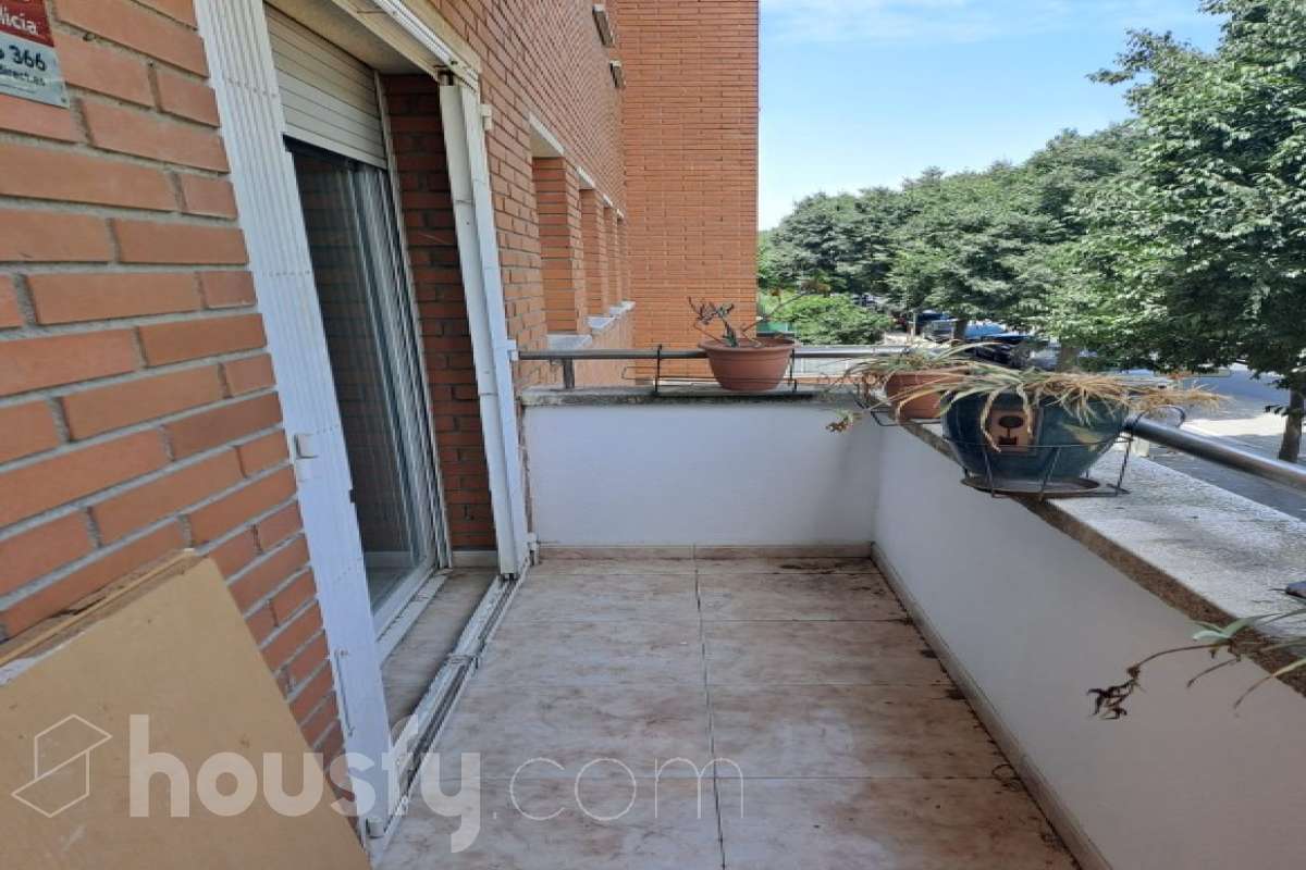 Housfy vende 🏡 fantástico piso ubicado en Vilafranca del Penedès, el cuál consta de 90m2 útiles (verificados con la Dirección General de Catastro). Construido en el año: 2003. Distribución de estancias -Salón-comedor -4 Dormitorios -2 Baños -Cocina equipada Características específicas -Cédula de habitabilidad -Ascensor -Aire acondicionado -Calefacción -Balcón -Plaza de garaje Zona y entorno Respecto a la ubicación, se sitúa en Vilafranca del Penedès, municipio de Barcelona. Esta propiedad se encuentra cerca de transporte público, colegios, supermercados y farmacias. Aviso legal El precio de venta no incluye gastos de la compraventa como notaría, registro, impuestos, ni tampoco honorarios agencia. Esta publicación no es vinculante. Consulta siempre la nota simple con Housfy antes de formalizar la compraventa. Sobre nosotros Housfy es la plataforma integral de servicios inmobiliarios. Nuestra combinación de expertos y tecnología pone al alcance de todo el mundo servicios cómodos, claros y seguros. AICAT número: 7922. Nos encargamos de la gestión y asesoramiento de la compra. ¡Olvídate de todo! Hacemos los trámites por ti. Y, si además necesitas financiación, ponemos a tu disposición un bróker hipotecario para ayudarte a conseguir las mejores condiciones para tu perfil económico. ¿Quieres visitarla? Contacta con Housfy y agenda tu visita sin compromiso. Más información en: housfy.com-27