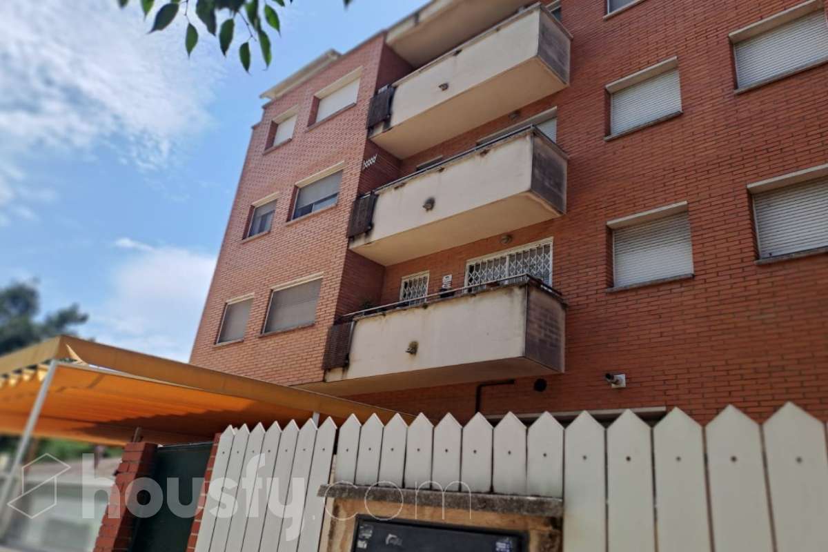 Housfy vende 🏡 fantástico piso ubicado en Vilafranca del Penedès, el cuál consta de 90m2 útiles (verificados con la Dirección General de Catastro). Construido en el año: 2003. Distribución de estancias -Salón-comedor -4 Dormitorios -2 Baños -Cocina equipada Características específicas -Cédula de habitabilidad -Ascensor -Aire acondicionado -Calefacción -Balcón -Plaza de garaje Zona y entorno Respecto a la ubicación, se sitúa en Vilafranca del Penedès, municipio de Barcelona. Esta propiedad se encuentra cerca de transporte público, colegios, supermercados y farmacias. Aviso legal El precio de venta no incluye gastos de la compraventa como notaría, registro, impuestos, ni tampoco honorarios agencia. Esta publicación no es vinculante. Consulta siempre la nota simple con Housfy antes de formalizar la compraventa. Sobre nosotros Housfy es la plataforma integral de servicios inmobiliarios. Nuestra combinación de expertos y tecnología pone al alcance de todo el mundo servicios cómodos, claros y seguros. AICAT número: 7922. Nos encargamos de la gestión y asesoramiento de la compra. ¡Olvídate de todo! Hacemos los trámites por ti. Y, si además necesitas financiación, ponemos a tu disposición un bróker hipotecario para ayudarte a conseguir las mejores condiciones para tu perfil económico. ¿Quieres visitarla? Contacta con Housfy y agenda tu visita sin compromiso. Más información en: housfy.com-36