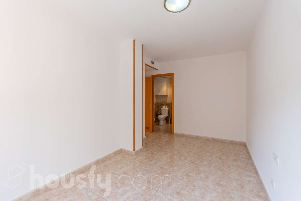 Housfy vende 🏡 fantástico piso ubicado en Vilafranca del Penedès, el cuál consta de 90m2 útiles (verificados con la Dirección General de Catastro). Construido en el año: 2003. Distribución de estancias -Salón-comedor -4 Dormitorios -2 Baños -Cocina equipada Características específicas -Cédula de habitabilidad -Ascensor -Aire acondicionado -Calefacción -Balcón -Plaza de garaje Zona y entorno Respecto a la ubicación, se sitúa en Vilafranca del Penedès, municipio de Barcelona. Esta propiedad se encuentra cerca de transporte público, colegios, supermercados y farmacias. Aviso legal El precio de venta no incluye gastos de la compraventa como notaría, registro, impuestos, ni tampoco honorarios agencia. Esta publicación no es vinculante. Consulta siempre la nota simple con Housfy antes de formalizar la compraventa. Sobre nosotros Housfy es la plataforma integral de servicios inmobiliarios. Nuestra combinación de expertos y tecnología pone al alcance de todo el mundo servicios cómodos, claros y seguros. AICAT número: 7922. Nos encargamos de la gestión y asesoramiento de la compra. ¡Olvídate de todo! Hacemos los trámites por ti. Y, si además necesitas financiación, ponemos a tu disposición un bróker hipotecario para ayudarte a conseguir las mejores condiciones para tu perfil económico. ¿Quieres visitarla? Contacta con Housfy y agenda tu visita sin compromiso. Más información en: housfy.com-16